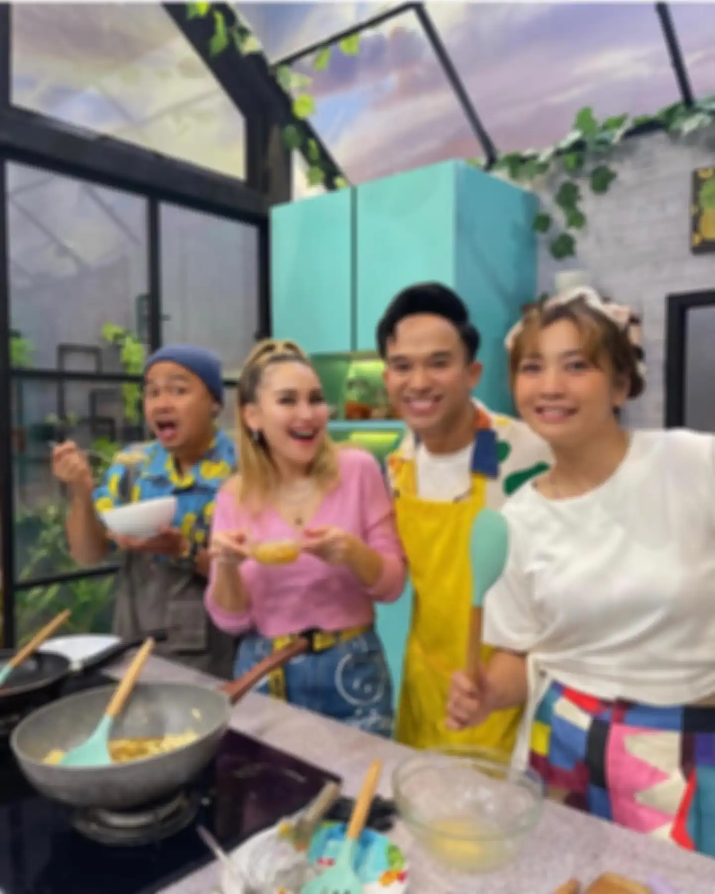 Harga nasi tempe orek yang jadi menu baru di bisnis kuliner Ayu Ting Ting disebut kemahalan, ayah Rozak ngamuk gegara Ivan Gunawan.