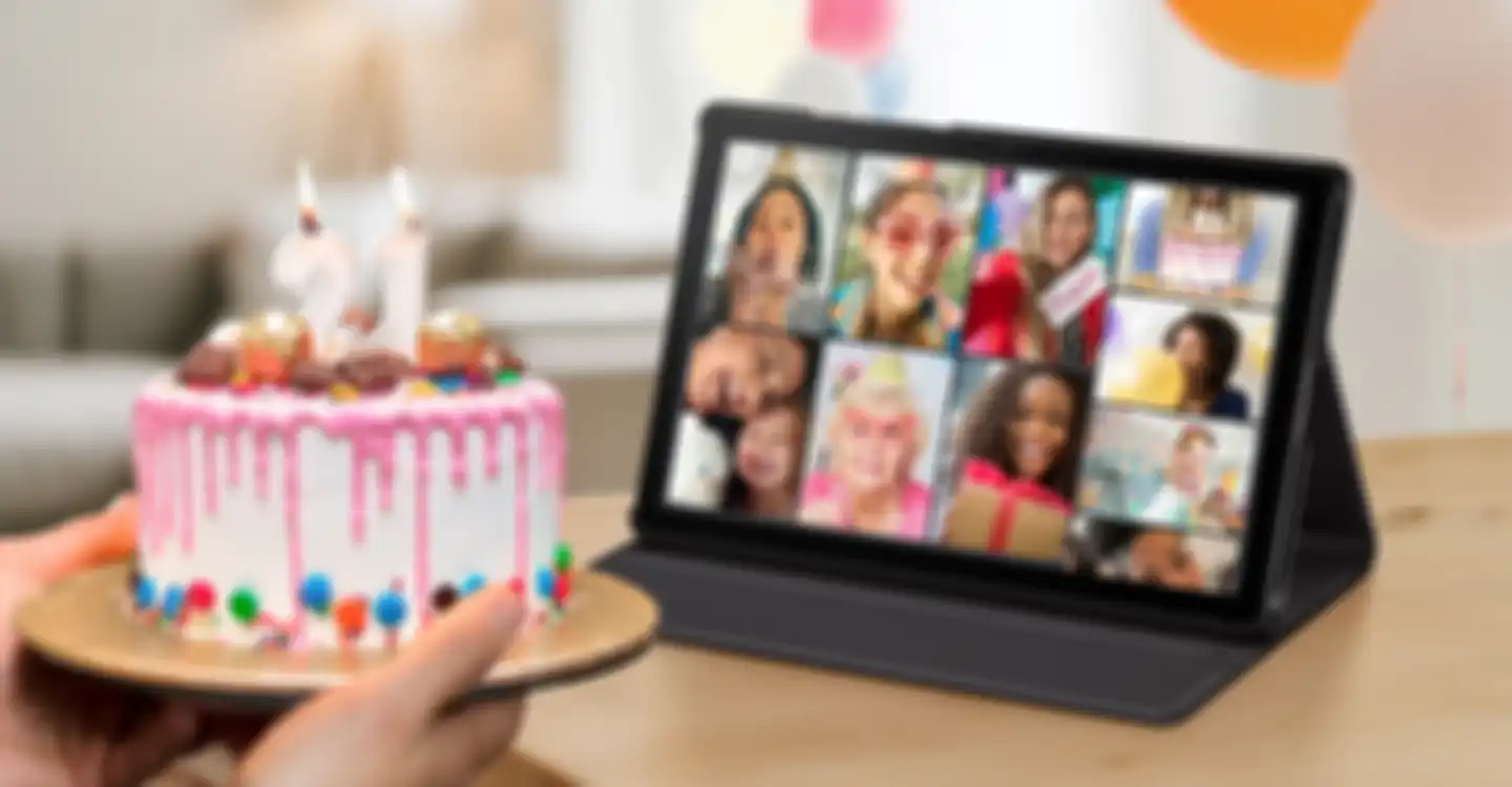 Contoh penggunaan Galaxy Tab A7 untuk aplikasi telekonferensi dengan kamera selfie 5MP yang diletakkan di bezel samping.