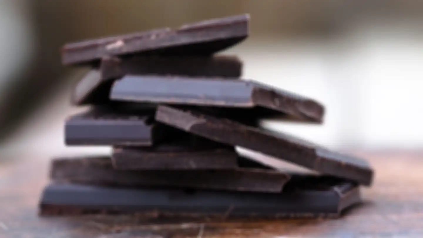 Cokelat hitam.
