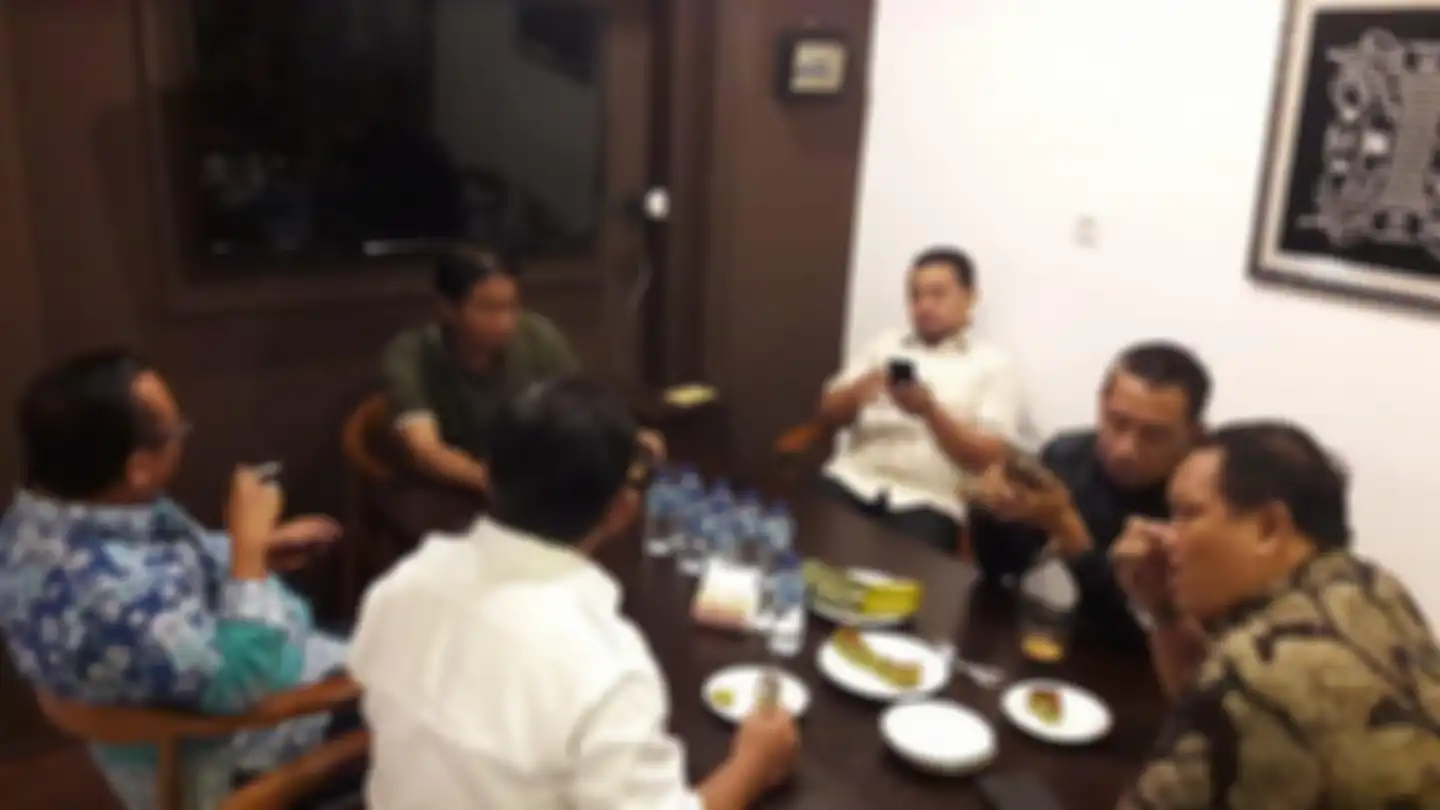 Eko Patrio menjenguk Haji Lulung bersama Ketua Umum PAN, Zulkifli Hasan. Foto terkini Haji Lulung sudah bikin cemas netizen. 