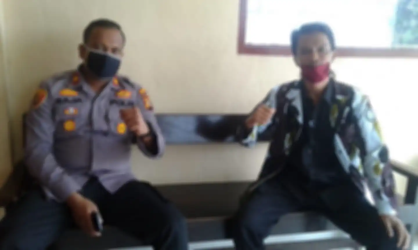 Kapolsek Tambusai Utara, Iptu Raja Napitupulu (kiri). Netizen sengaja mengunggah foto korban pemerkosaan yang mendapatkan pengancaman dari polisi di wilayah hukum Rokan Hulu.