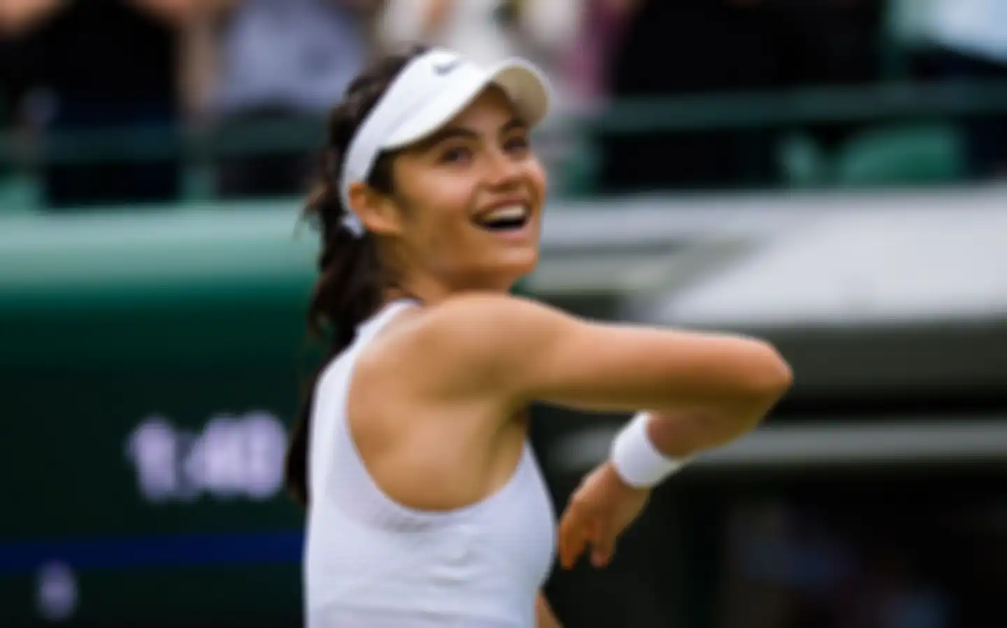 Style modis Emma Raducanu, petenis muda asal Inggris pemenang US Open, saat di luar lapangan