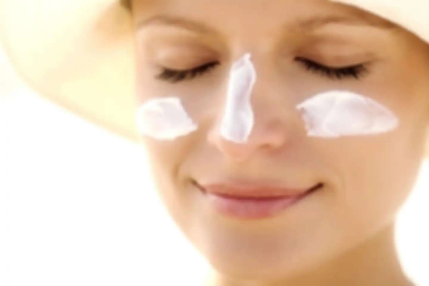 memakai sunscreen