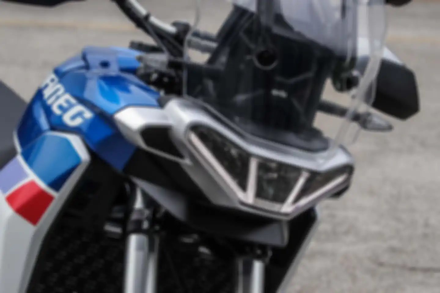 Muka depan Aprilia Tuareg 660, lampu ikonik khas Aprilia.