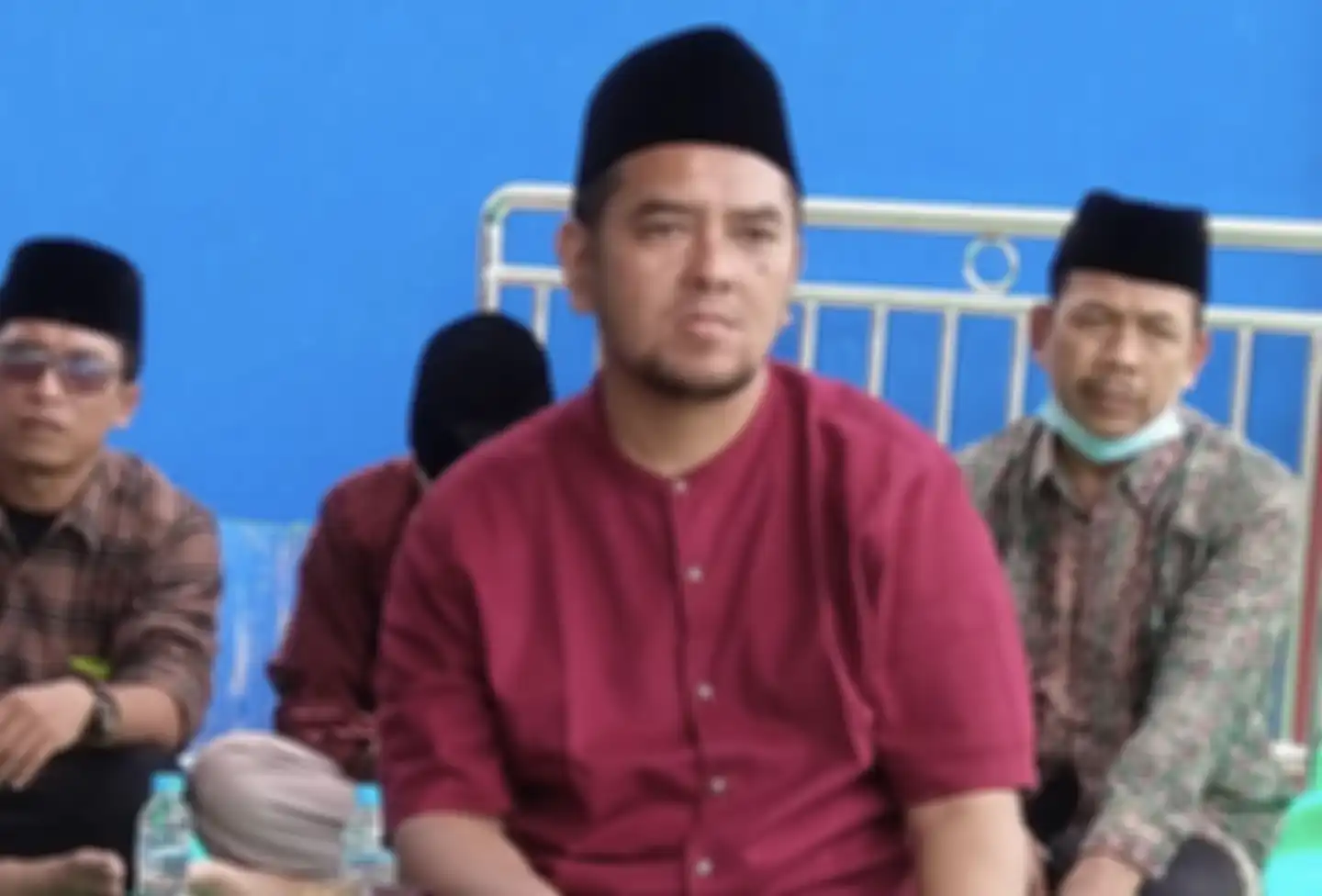 Anak kiai Jombang menggandeng mantan kibordis Slank untuk jualan musik Oxytron yang bisa sembuhkan kanker dan stroke.