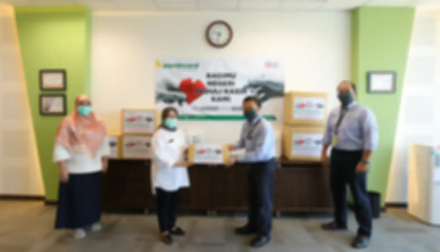 Direktur Utama RSUP Fatmawati, dr. President Director Jayaboard Andi Chandra didampingi Indra Budiman saat memberikan bantuan hasil kolaborasi Jayaboard, arsitek, dan masyarakat kepada Mochammad Syafak Hanung, Sp.A, MPH dan Kepala Bidang Pelayanan Penunjang Medis RSUD Pasar Rebo, dr. Desma Eri, MARS