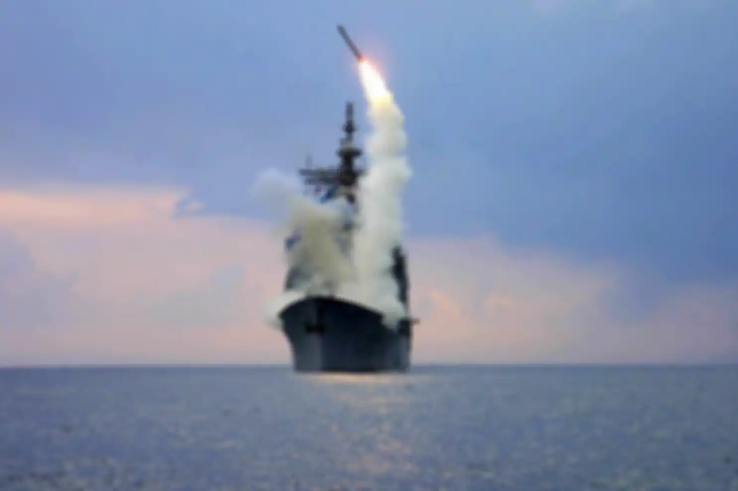 Tomahawk missile ketika diluncurkan dari sebuah kapal 