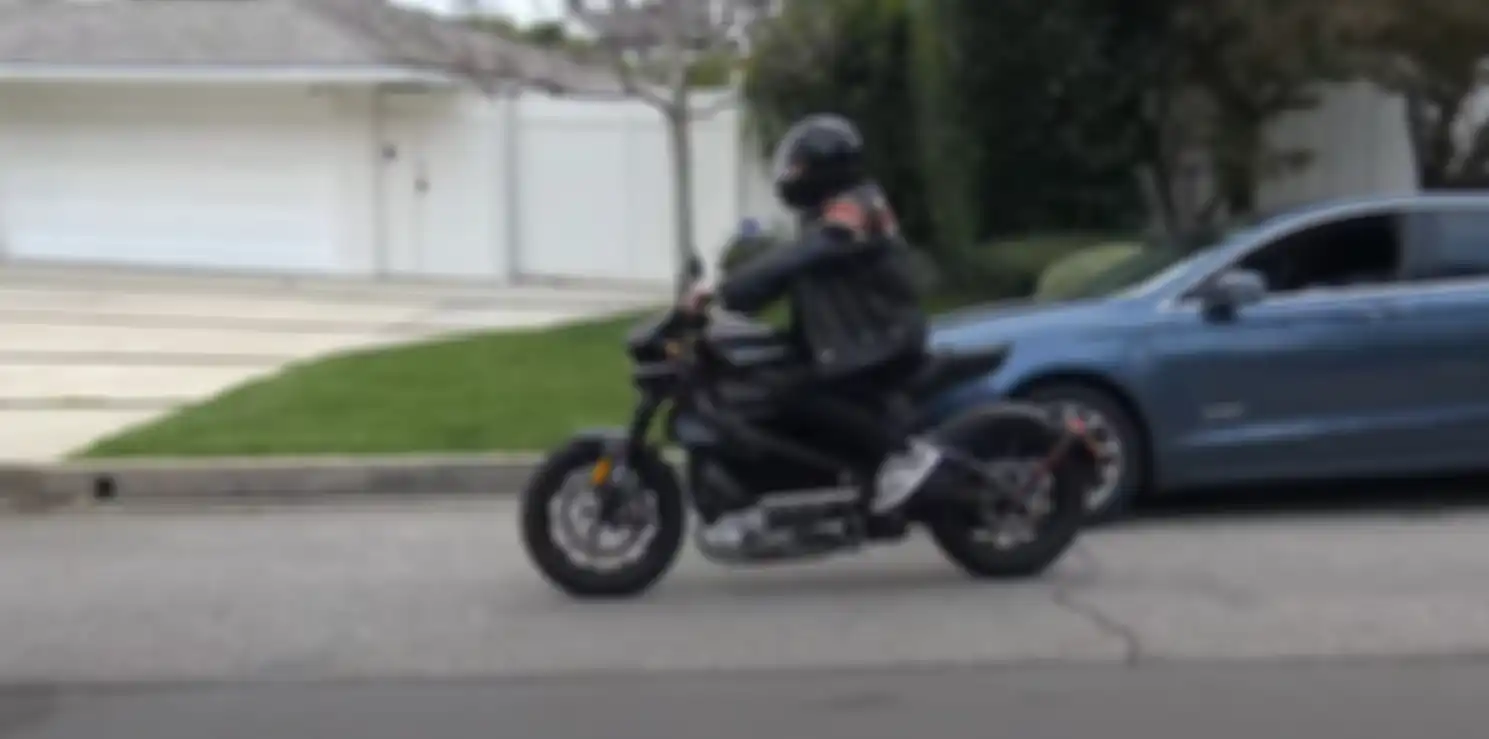 Ben Affleck menaiki motor listrik Harley-Davidson LiveWire.