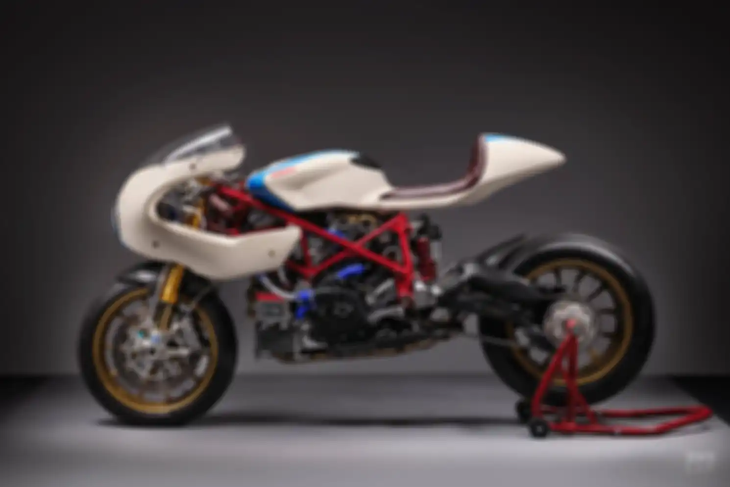 Bagian fairing depan mencomot punya Ducati PaulSmart.