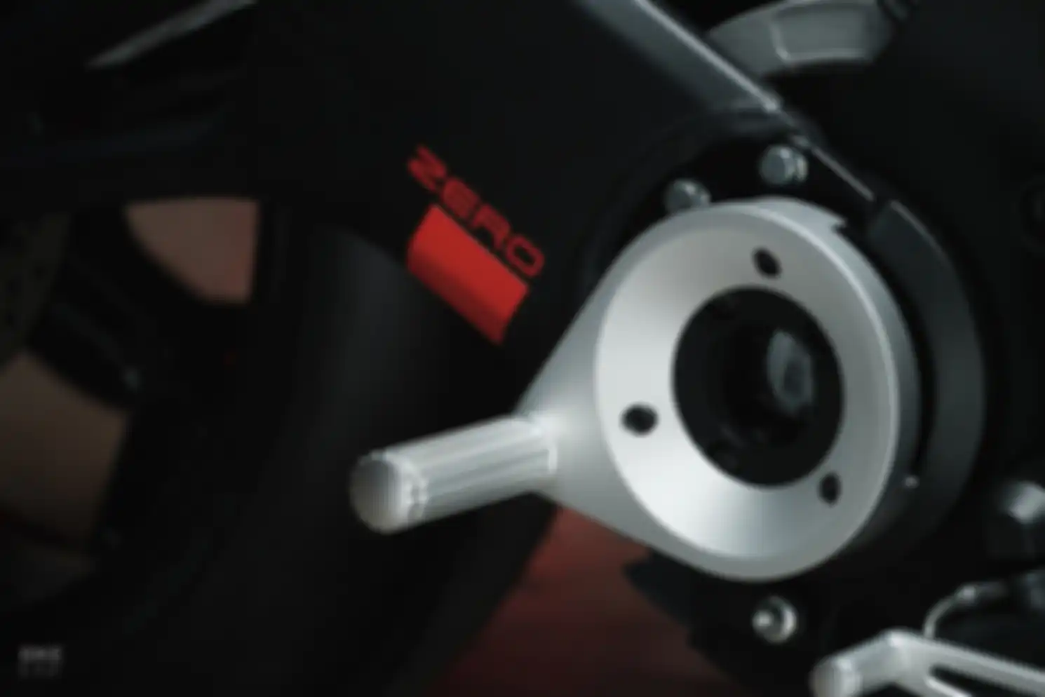 Aksen alumunium menghiasi modifikasi motor listrik ini.