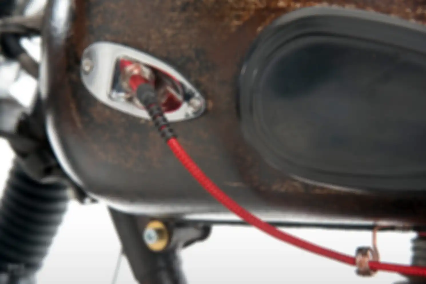 Tangki motor Minsk M1A 1955 yang dikonversi jadi motor listrik ini ada socket jack gitar sebagai kunci kontak.