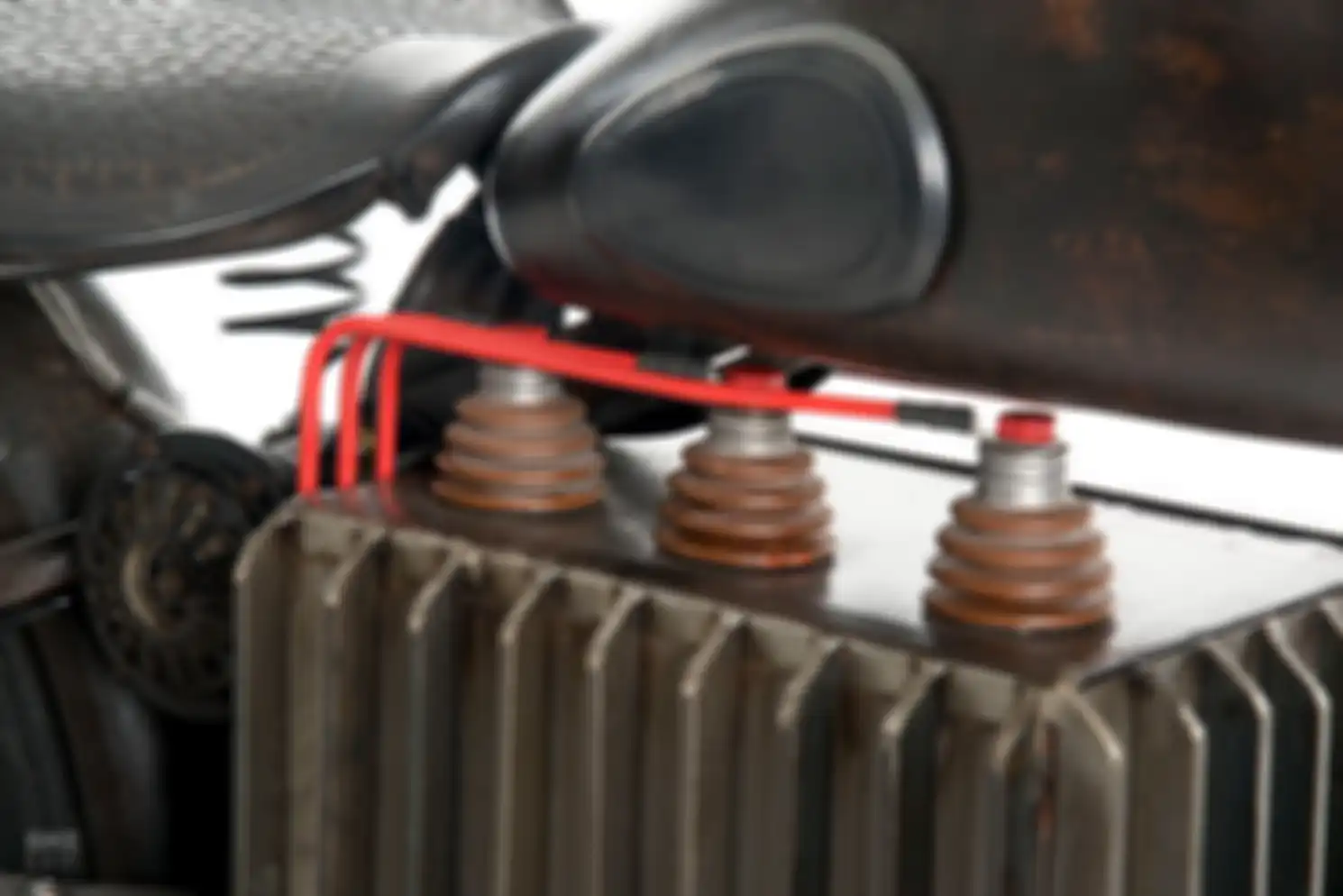 Housing baterai dibuat mirip mesin 4 silinder motor klasik Henderson. Ada 4 konektor yang dibentuk mirip isolator pabrik pada zaman dahulu.