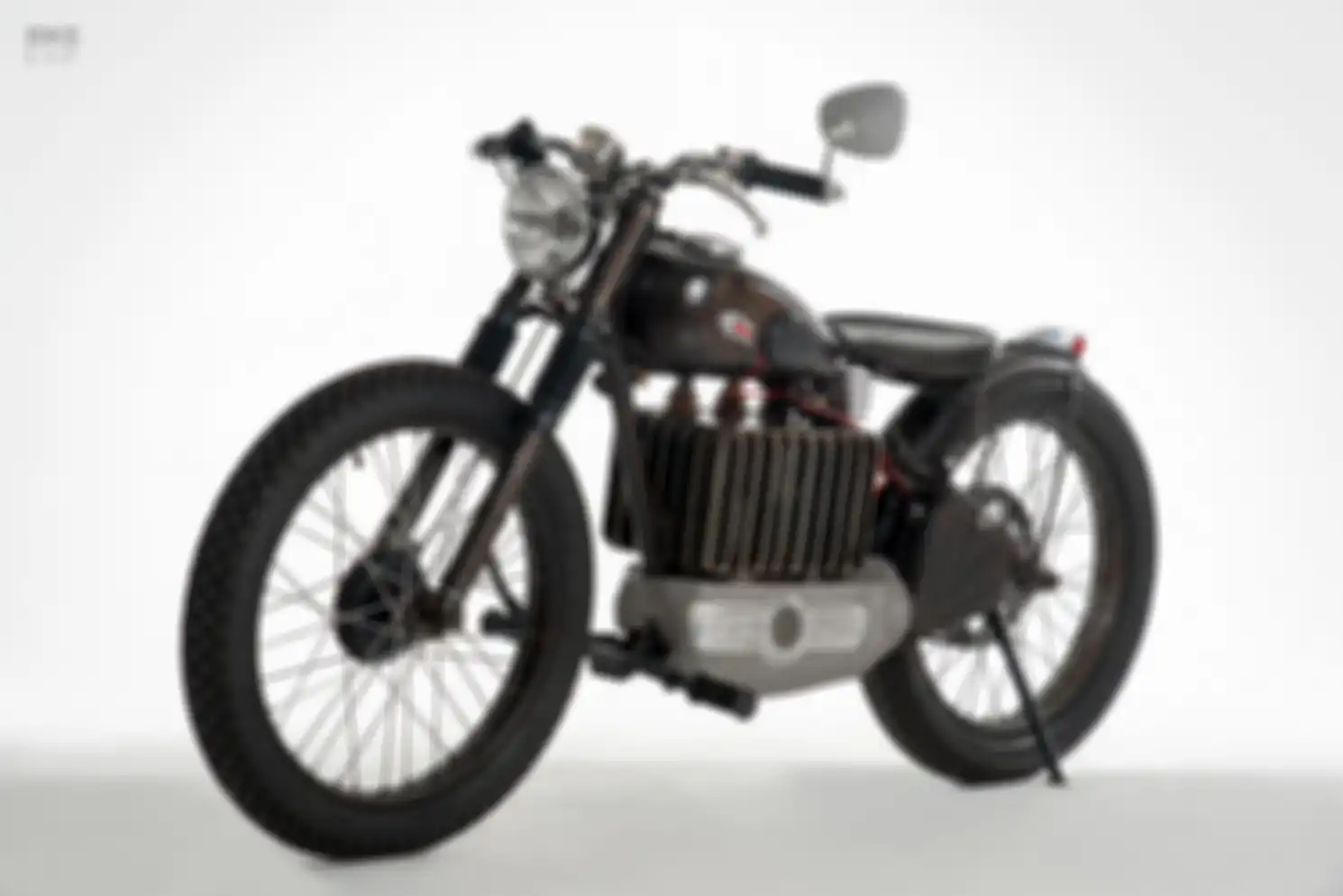 Setang dan jok masih bawaan asli motor ini. Headlamp bulat menguatkan kesan klasik.