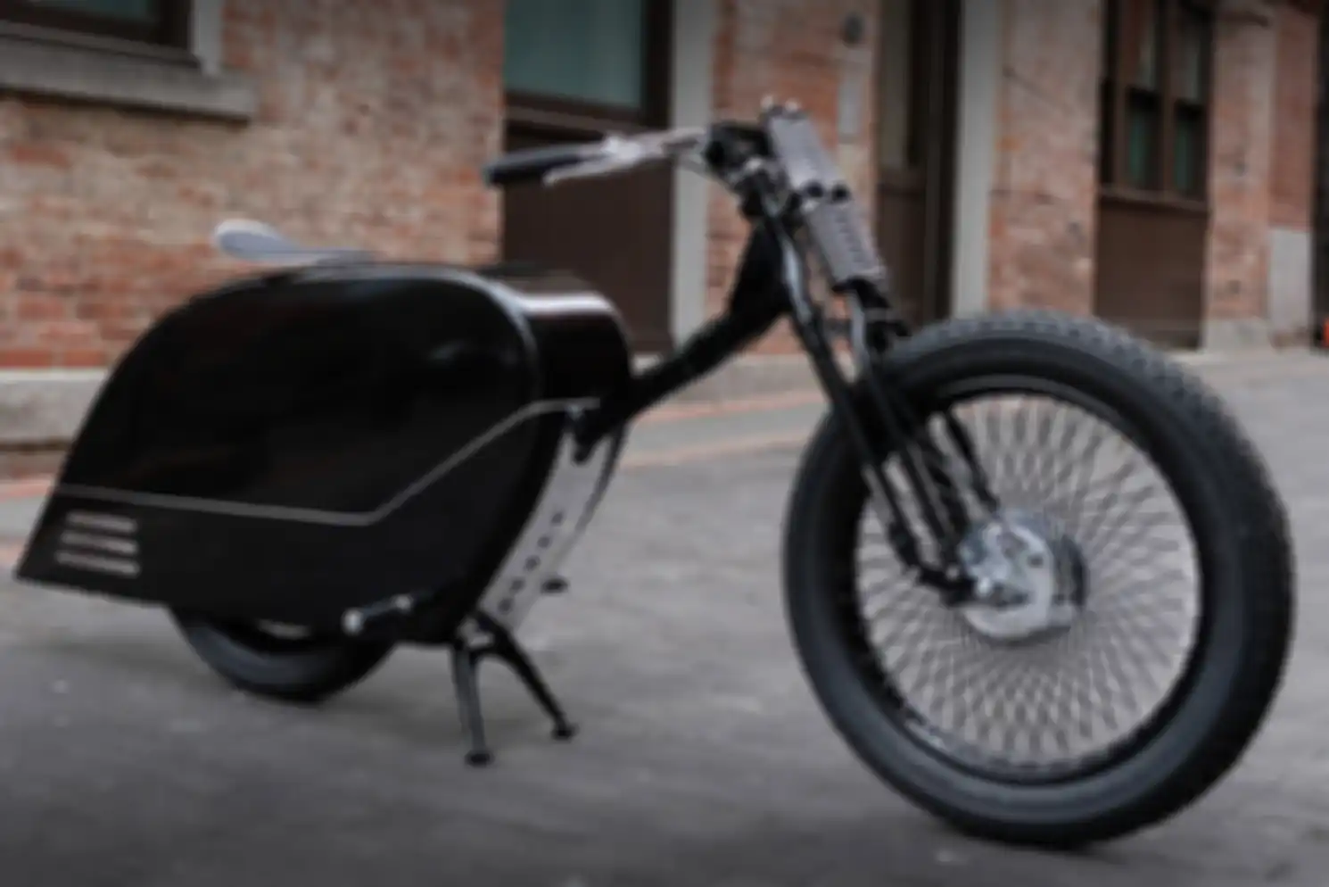 Bodywork custom di belakang mirip gaya bagger di modifikasi motor Harley-Davidson.