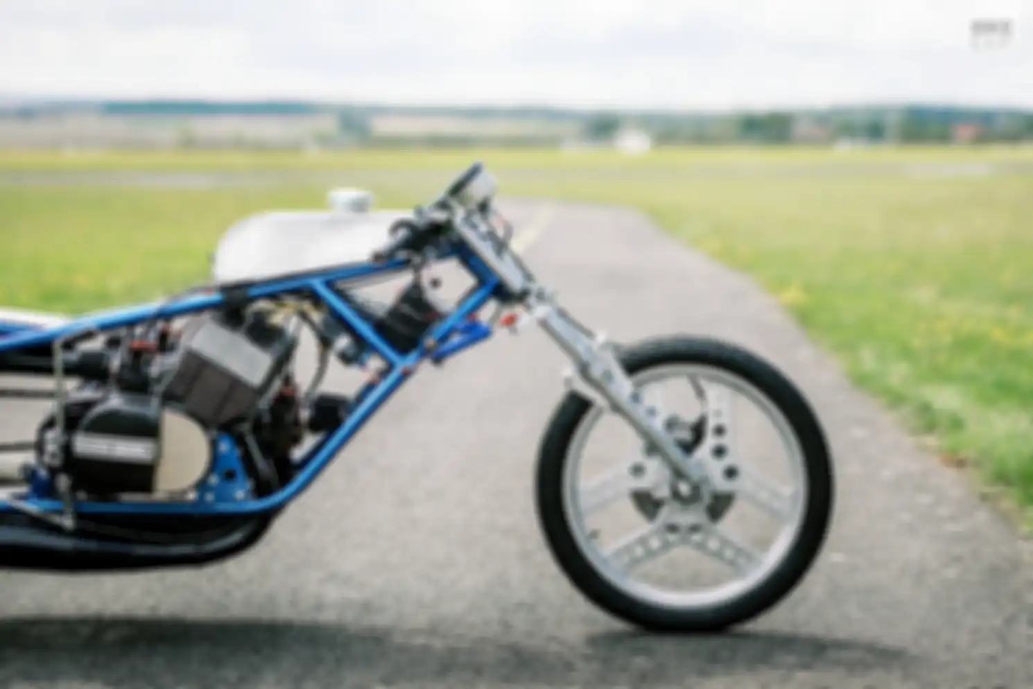 Rangka sasis dibuat khusus agar bisa menggendong dua mesin kembar siam Yamaha RD350 ini.