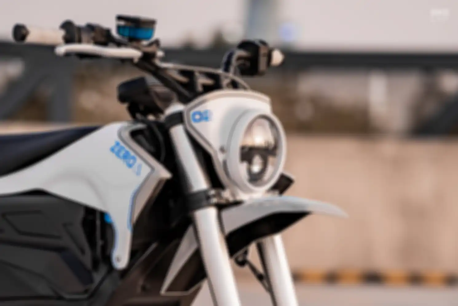 Headlamp depan diganti model bulat. Sepatbor dibuat menggantung ala supermoto.