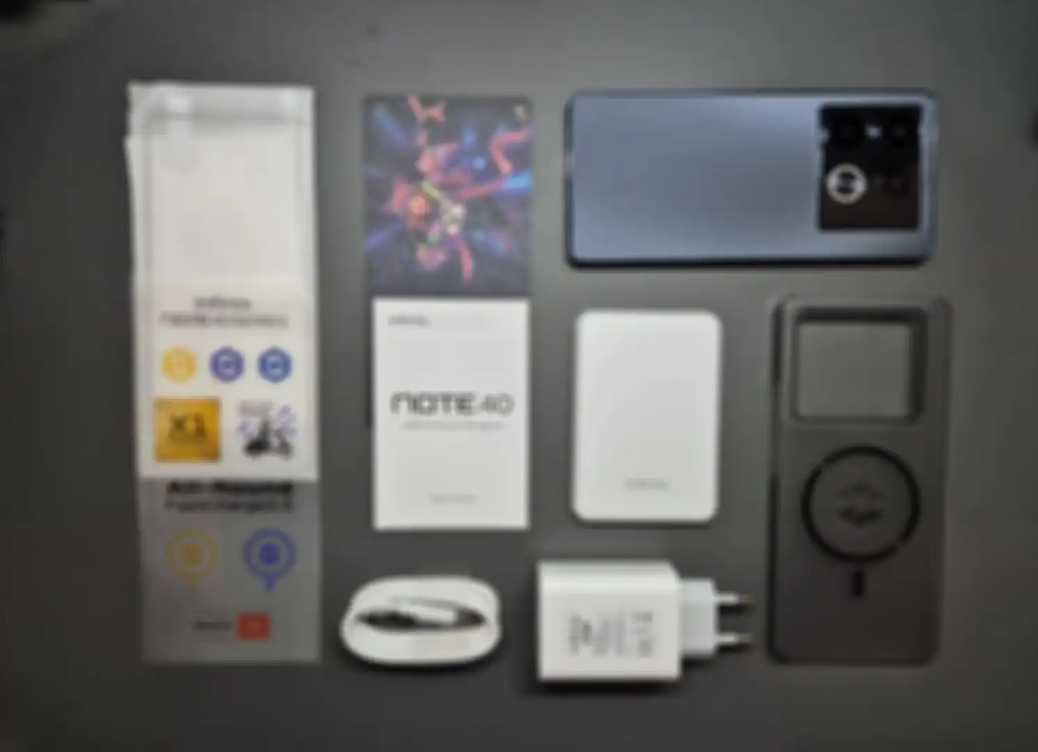 Isi dari kotak pembelian Infinix Note 40, 1 unit Infinix Note 40, case dengan magnet, voucher MLBB, anti gores, kit untuk memasang anti gore, kertas panduan, charger 45 watt, dan kabel USB-A to USB-C