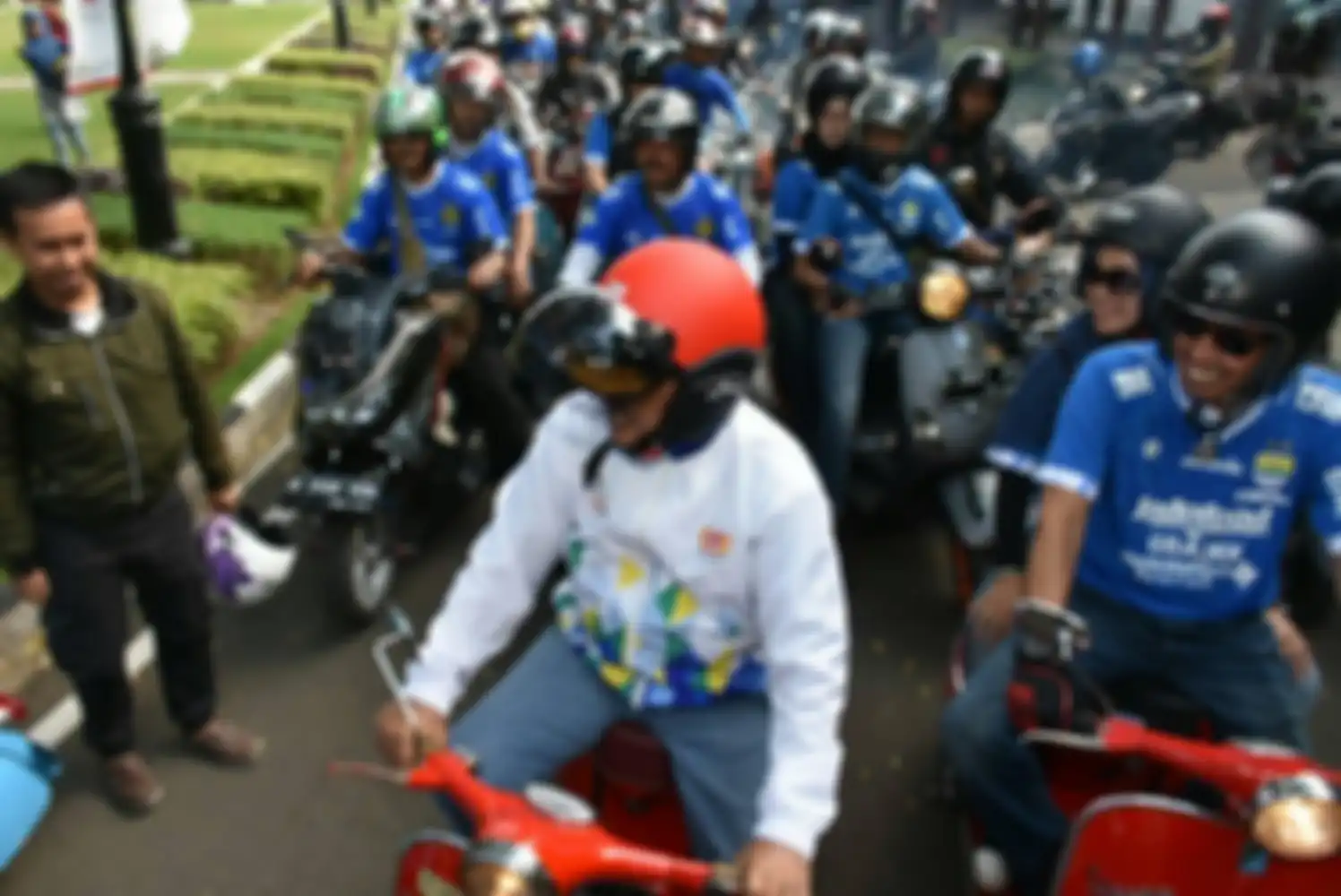 Foto Oded M Danial naik vespa banyak tersebar luas di media sosial. Foto Oded dengan vespa menjadi kenangan manis bagi komunitas di Bandung.
