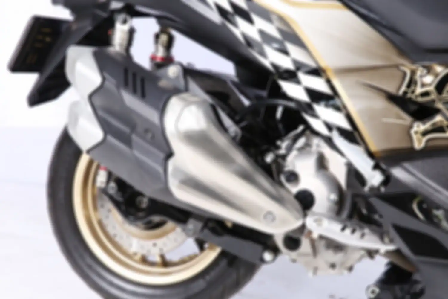 Modifikasi Yamaha XMAX 250 Bermotif Helm Arai TT Isle of Man