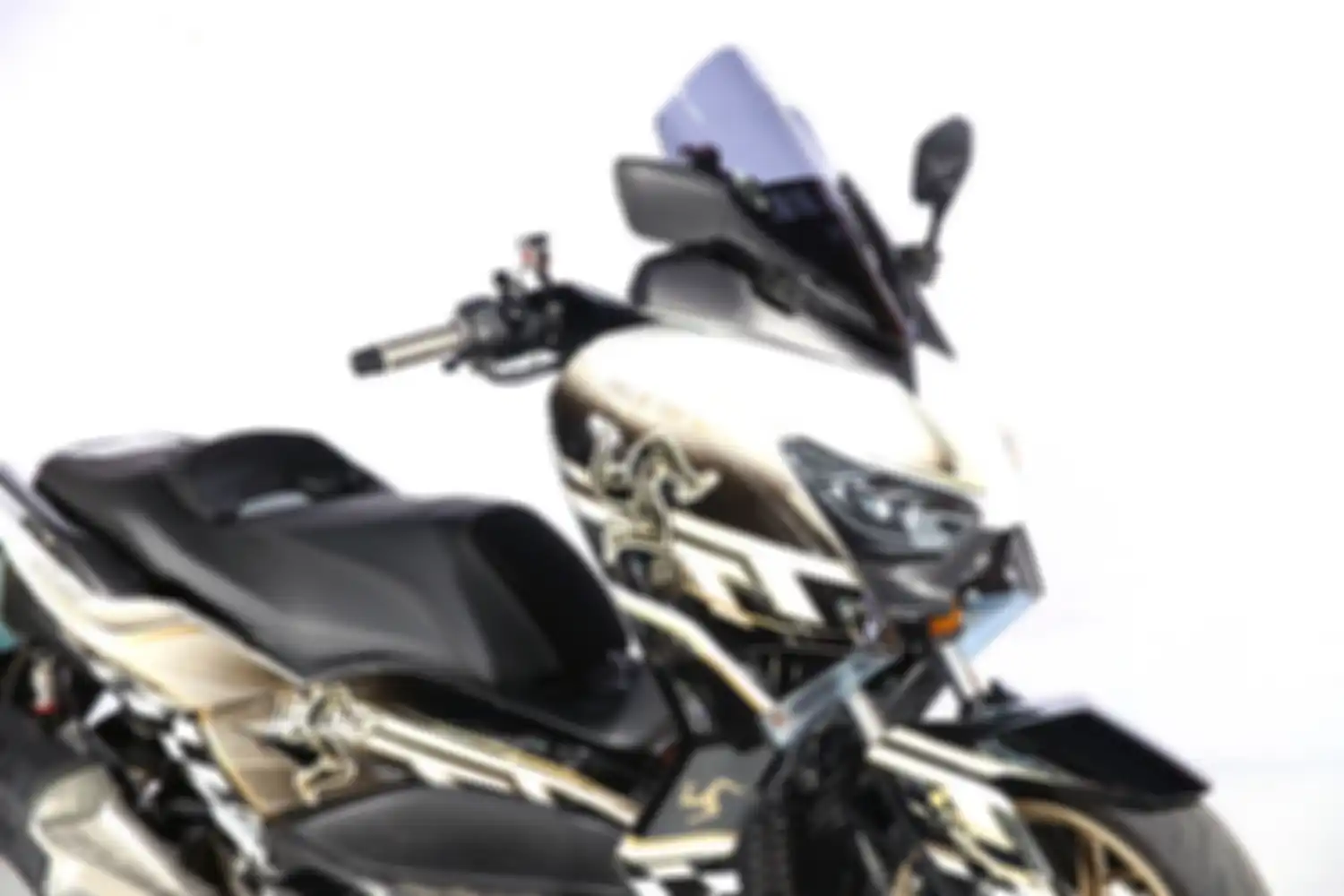 Modifikasi Yamaha XMAX 250 Bermotif Helm Arai TT Isle of Man