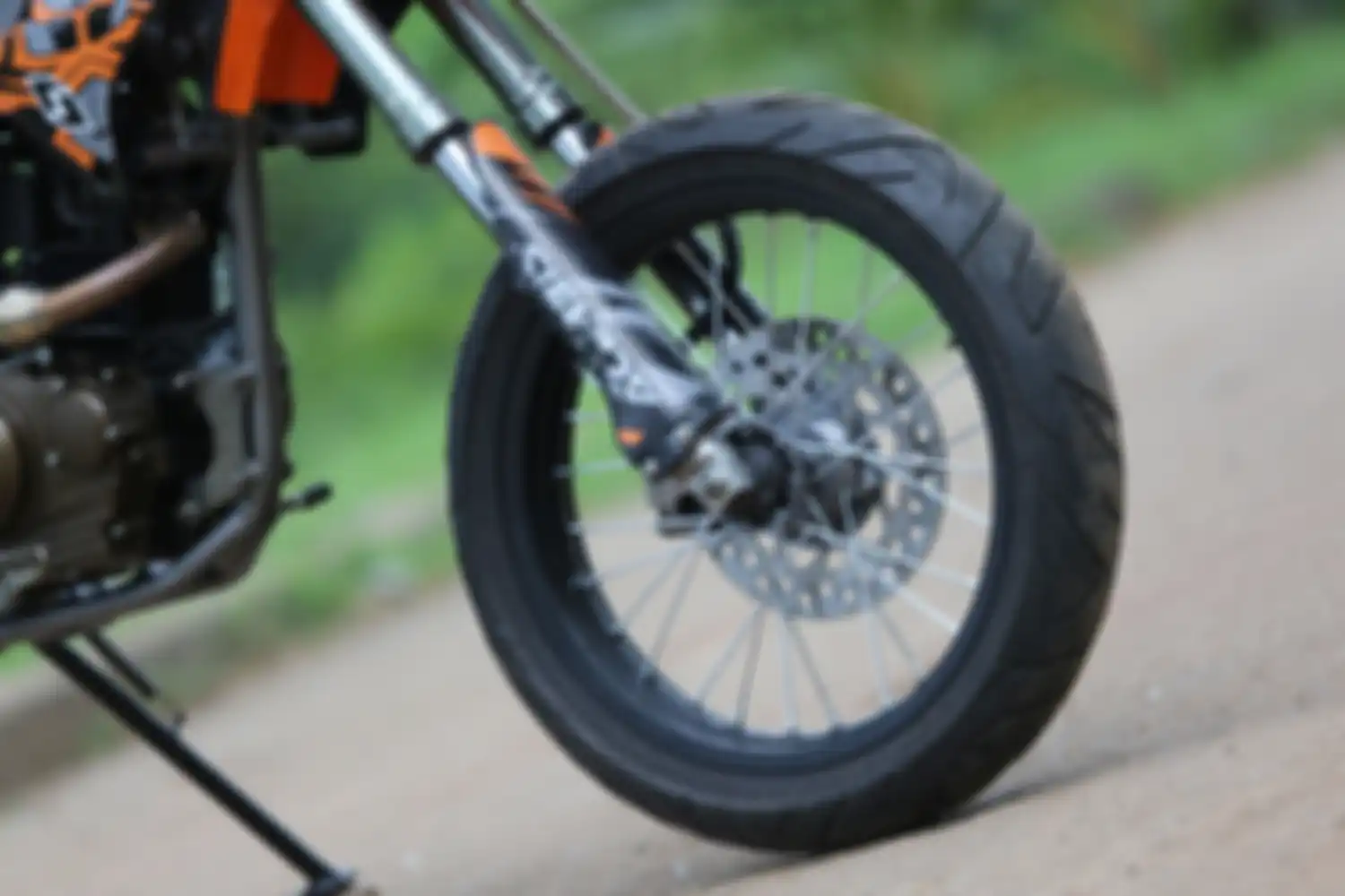 Ilustrasi ban dan pelek untuk motor supermoto