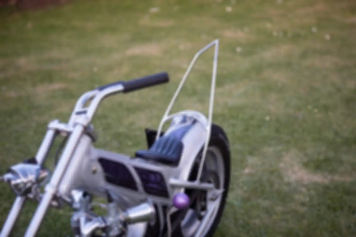 Sepatbor dan sissy bar khas bobber/chopper