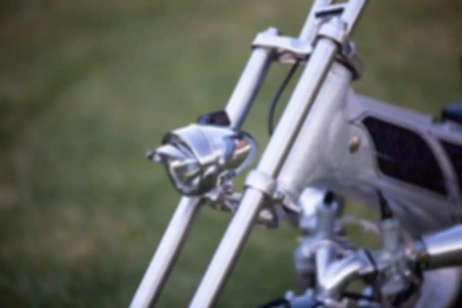 Garpu depan Honda CT90 dengan headlamp mungil