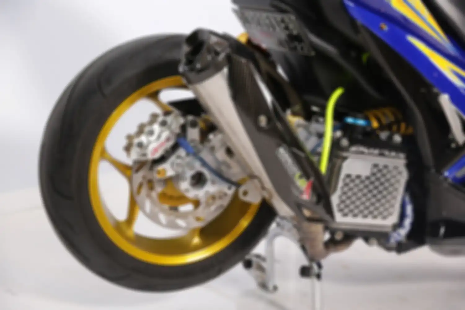 Kaki belakangnya pakai swingarm kustom dan jadi monoshock dong