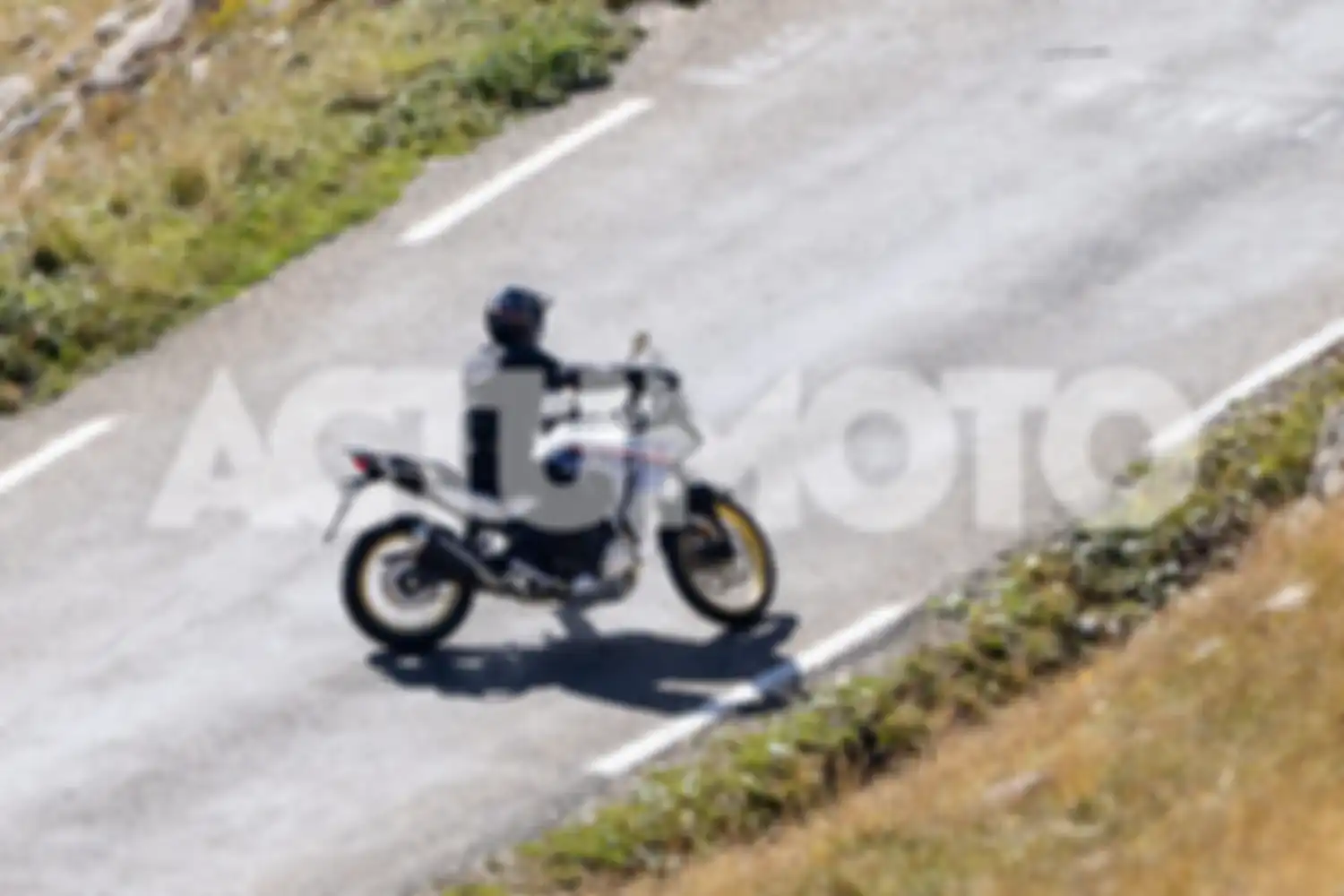 Penampakan Honda Transalp 750 terciduk sedang dicoba di jalanan.