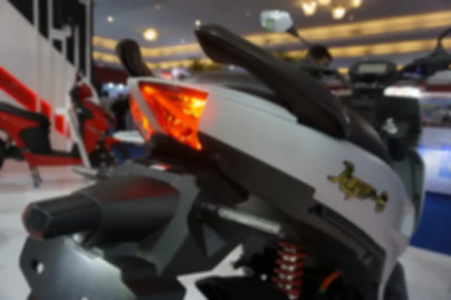 Tampak belakang dari motor listrik Gesits Raya.
