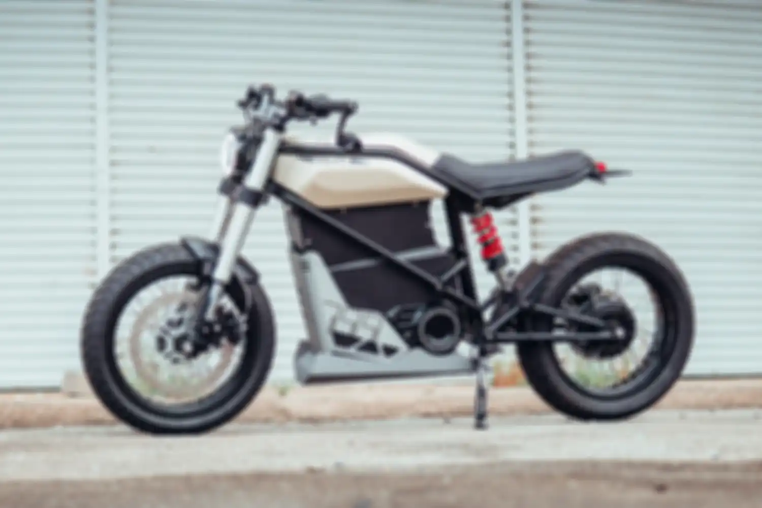 Tampilan depan dan samping kiri motor listrik RTR 799e Scrambler.