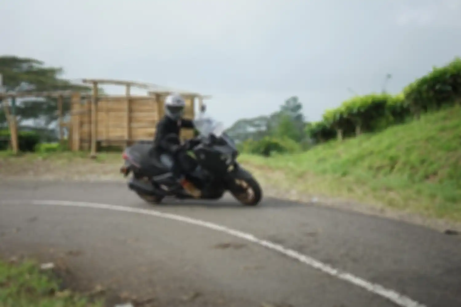 MOTOR Plus touring naik Yamaha XMAX Connected saat gelaran Yamaha XMAX Connected Tour De Sumatera.