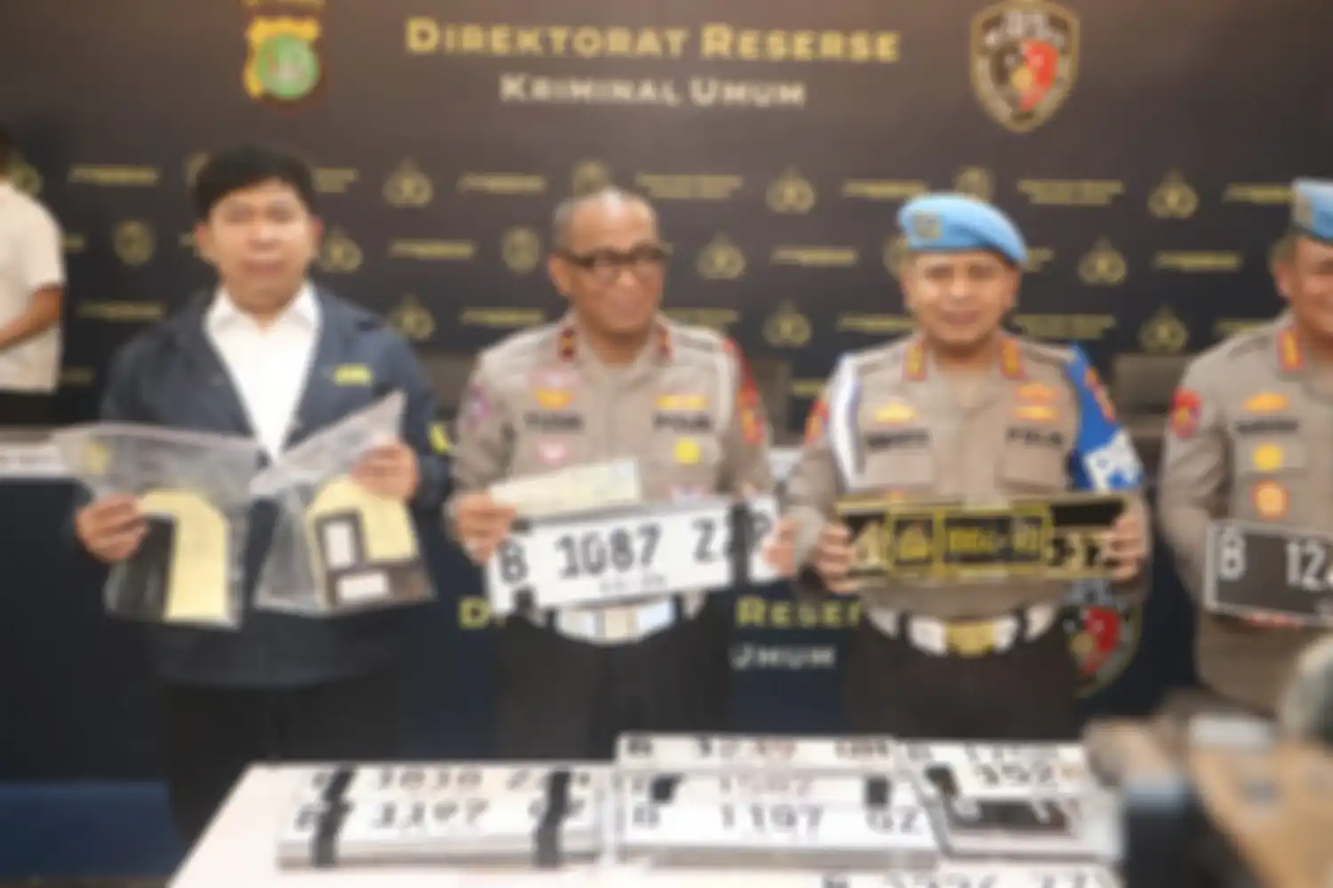Razia besar-besaran dilakukan karena penangkapan pemalsu pelat nomor khusus yang terungkap belum lama ini