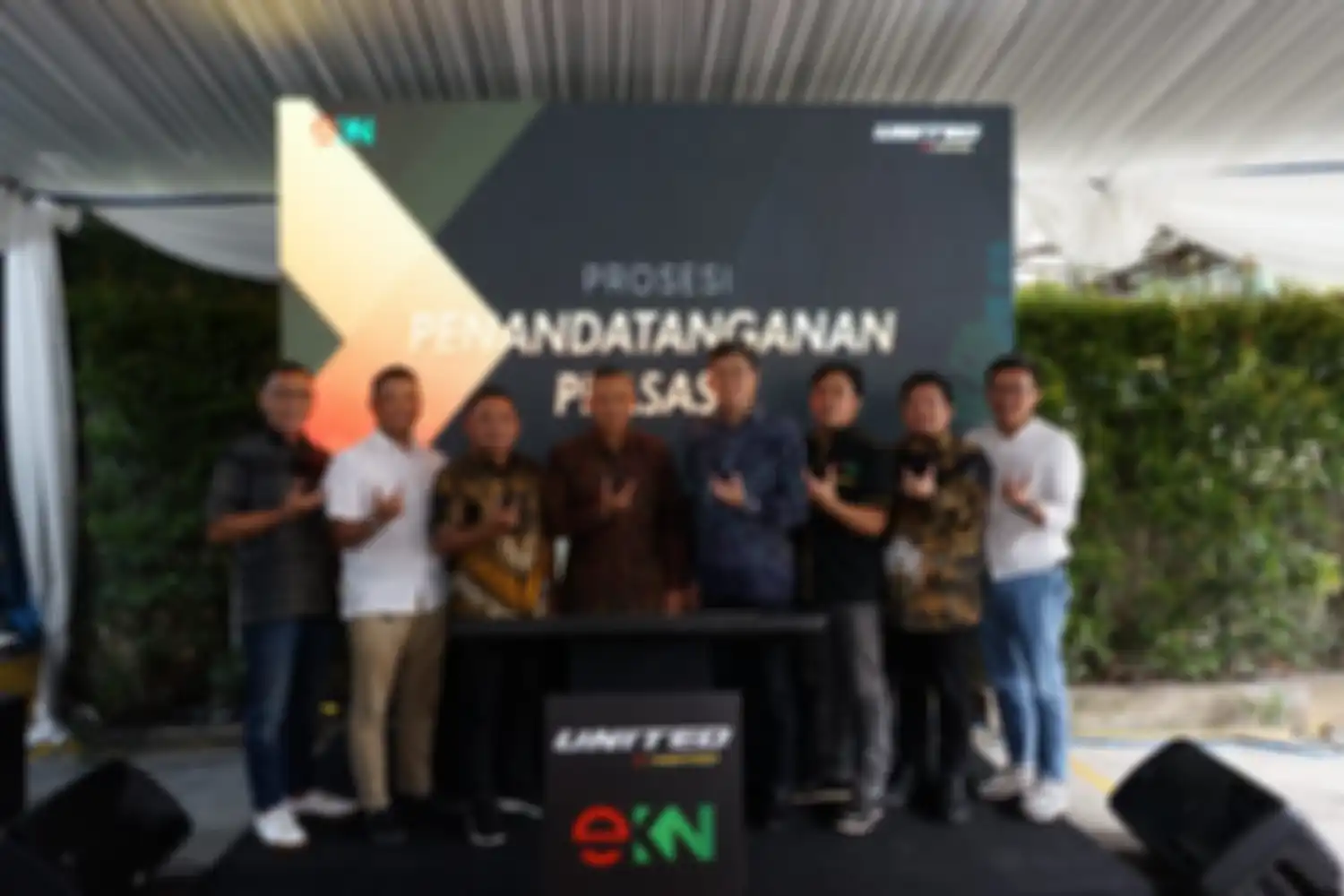 Suasana penandatanganan dealer motor listrik United E-Motor yang bekerjasama dengan EKN.
