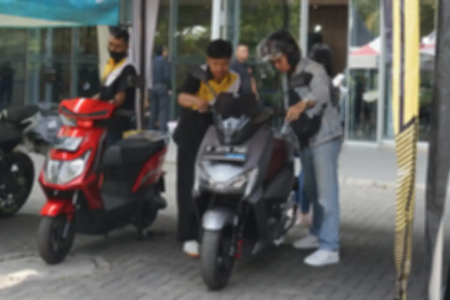 Motor listrik United MX1200 (merah) dan T Series (abu-abu).