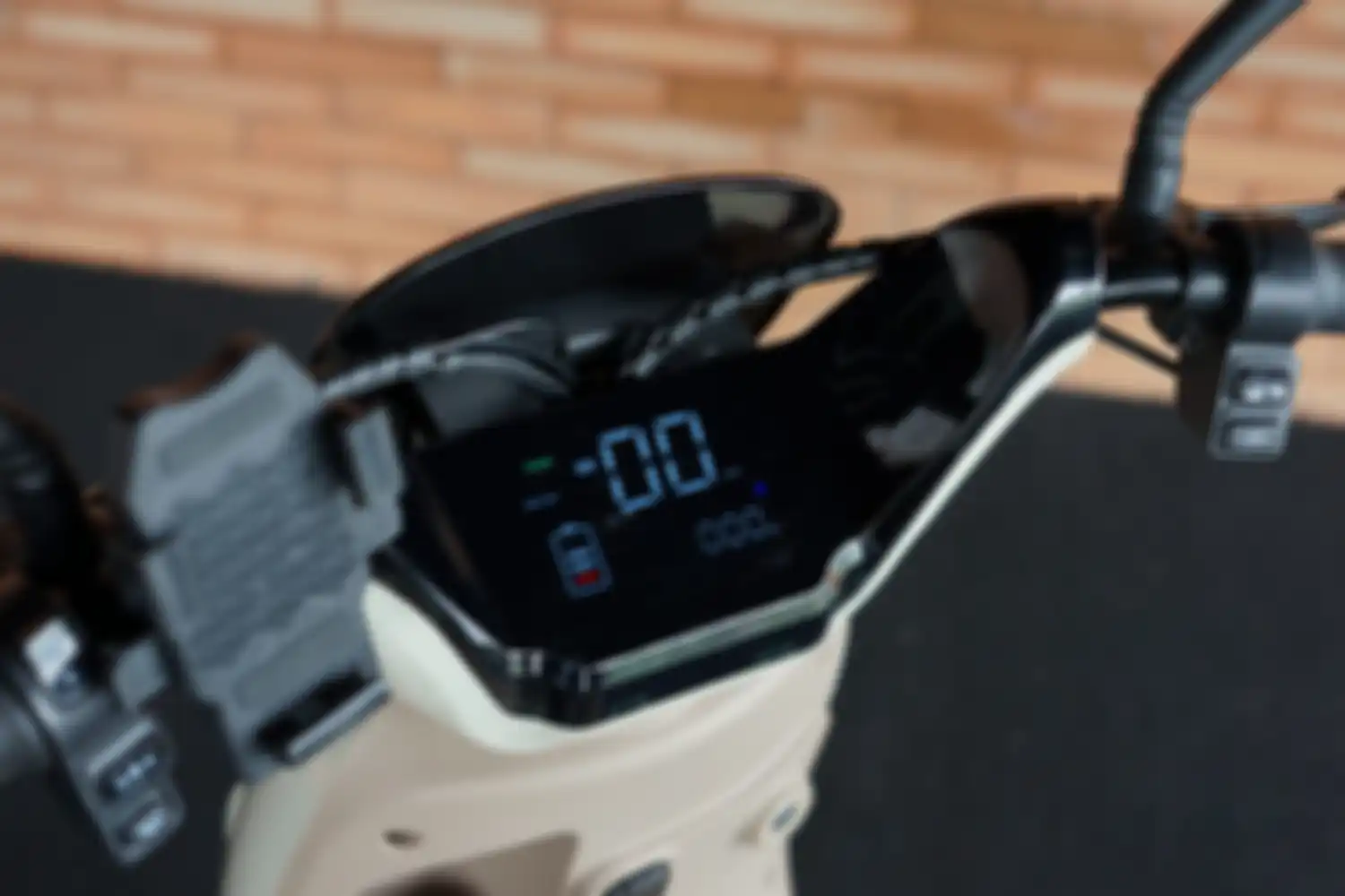 Phone holder di motor listrik United, ada juga fitur mundur.