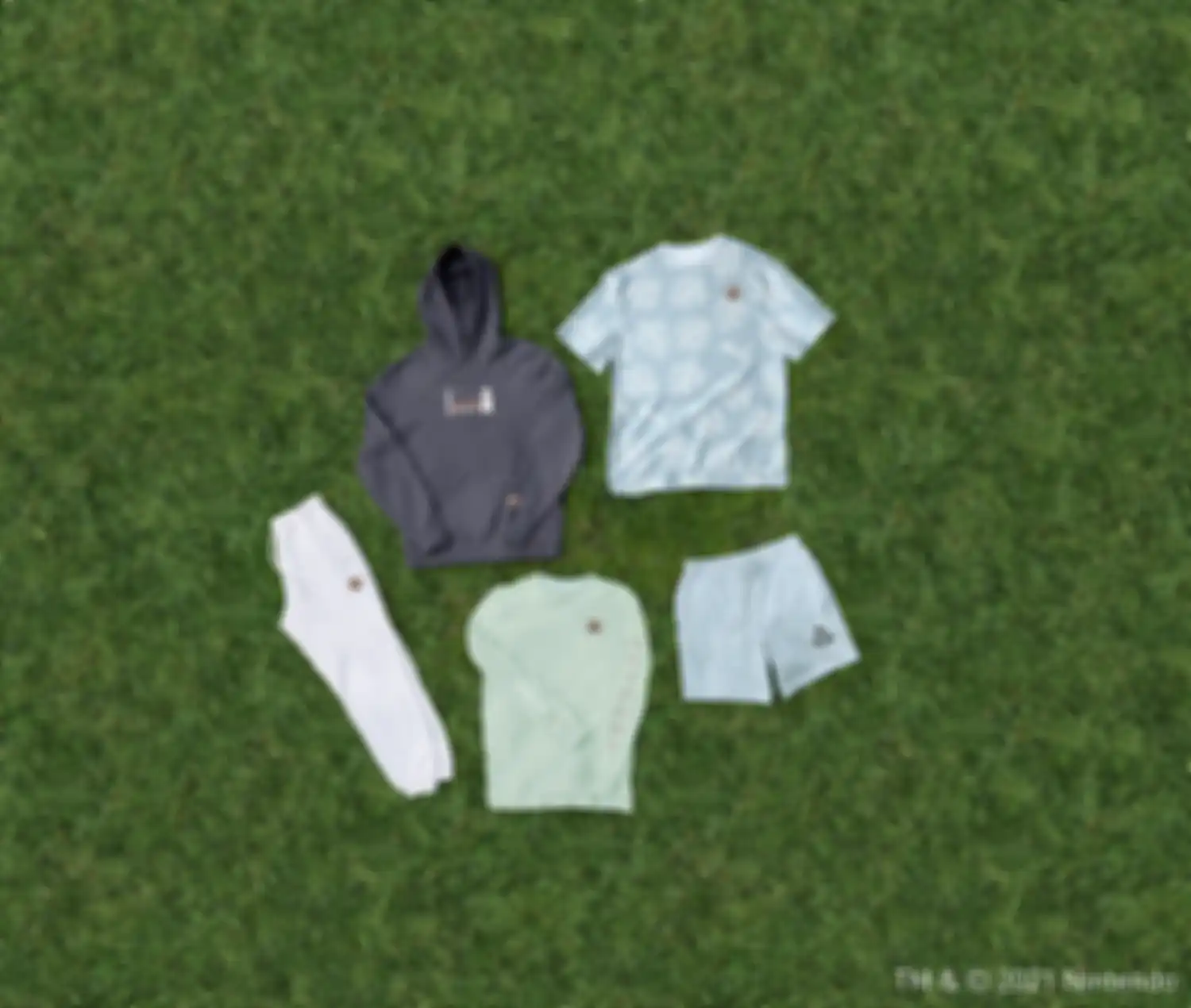 Nggak cuma sneakers, kolaborasi ini juga nampilin koleksi pakaian, mulai dari t-shirt sampai hoodie.