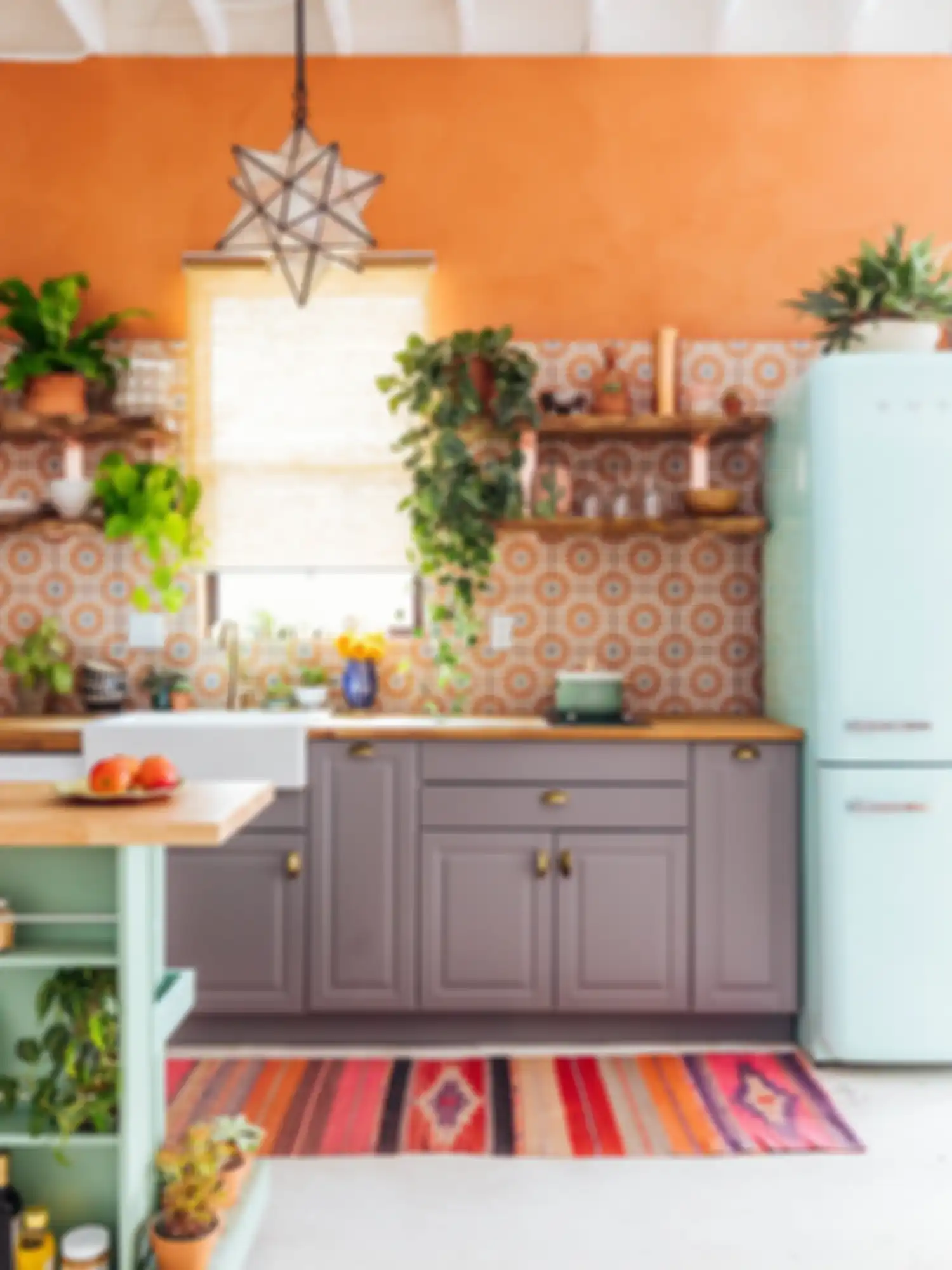 Inspirasi dapur penuh dengan tanaman
