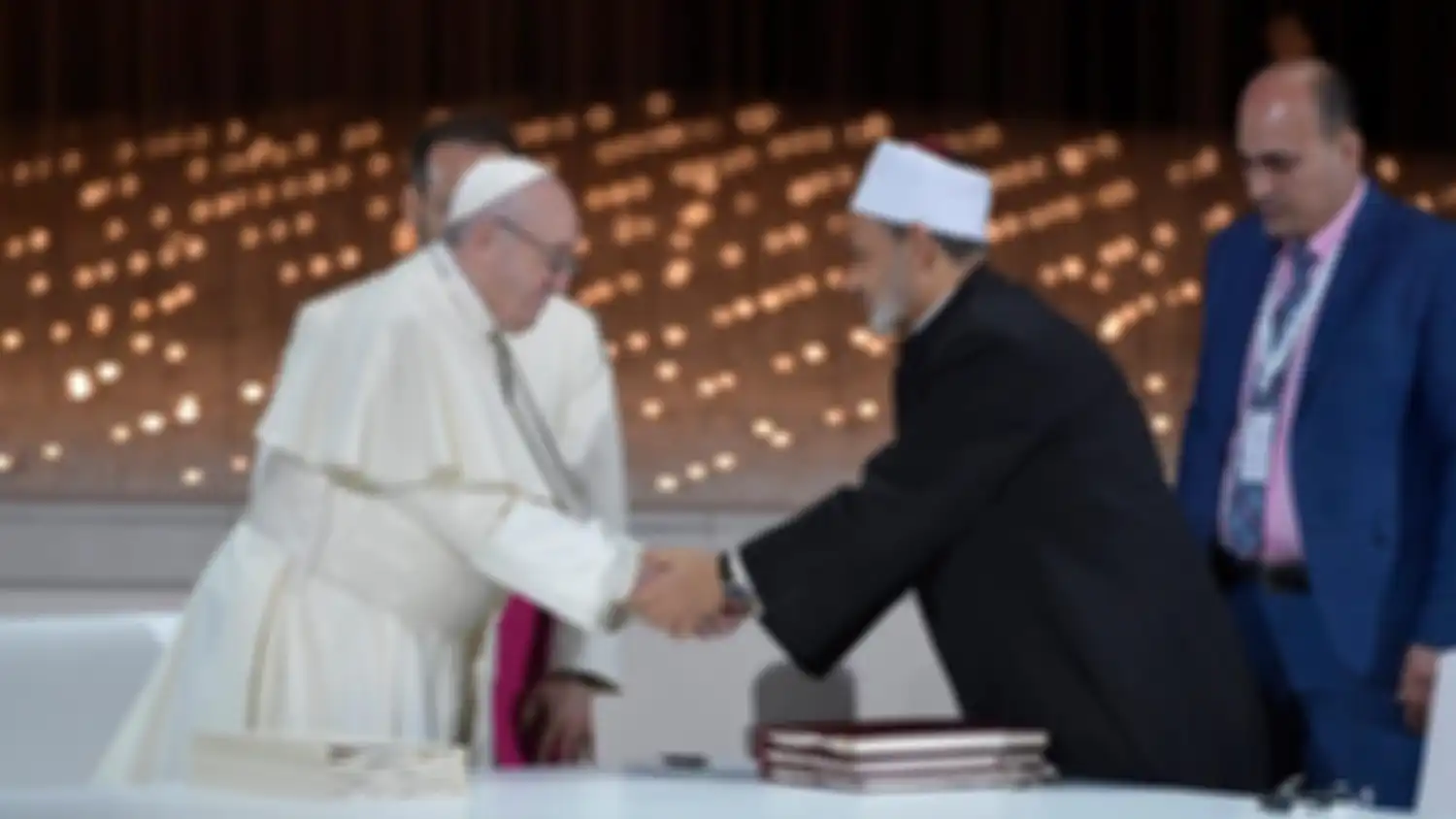 Paus Fransiskus dan imam besar Al-Azhar, Sheikh Ahmed el-Tayeb, menandatangani Dokumen Persaudaraan Manusia dan Hidup Bersama di Abu Dhabi di Uni Emirat Arab.