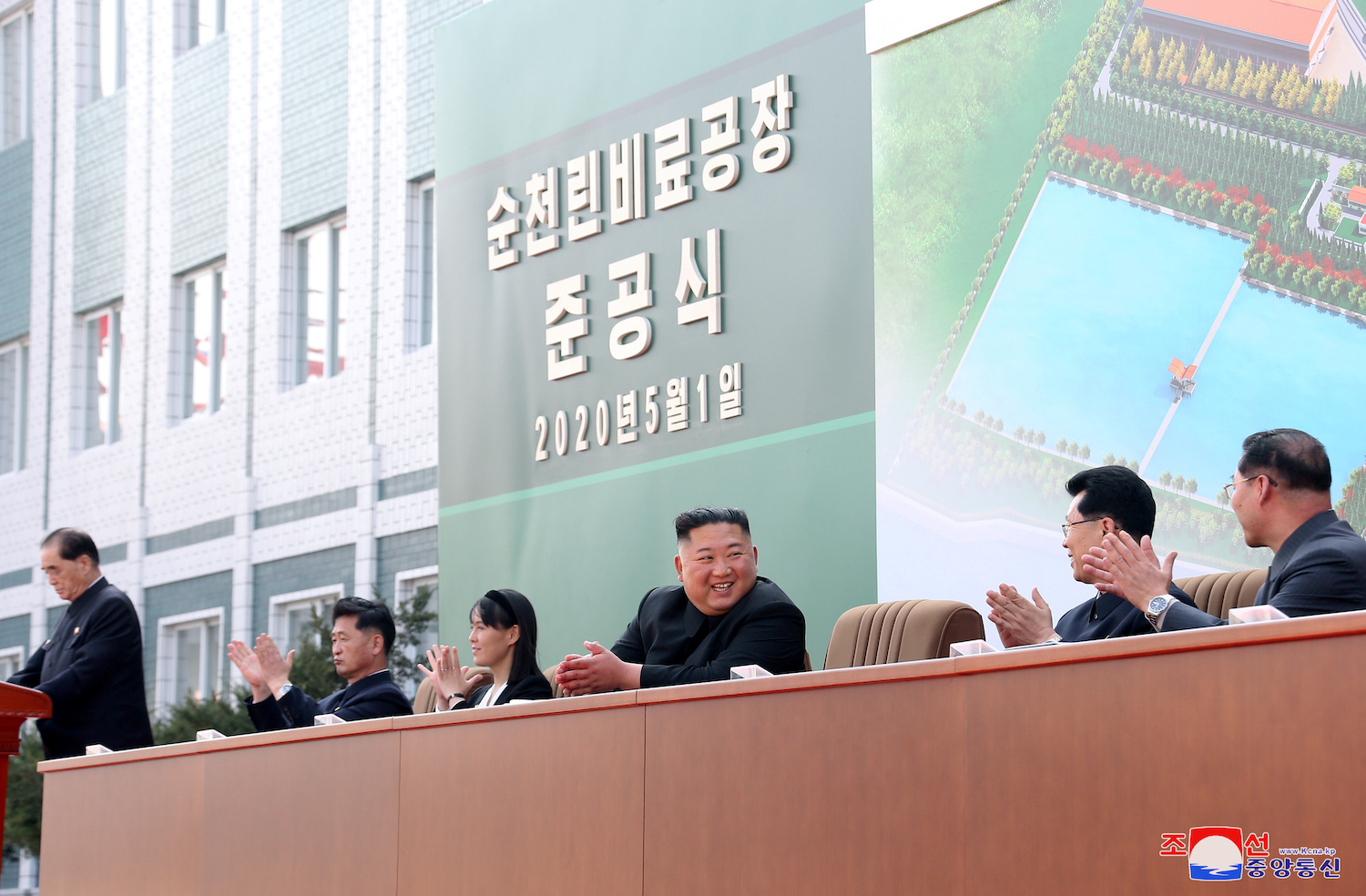 Di dalam foto yang dilansir oleh KCNA ini, terlihat jelas apabila waktu peresmian pabrik pupuk itu dilakukan pada 1 Mei 2020.  (KCNA via Reuters)