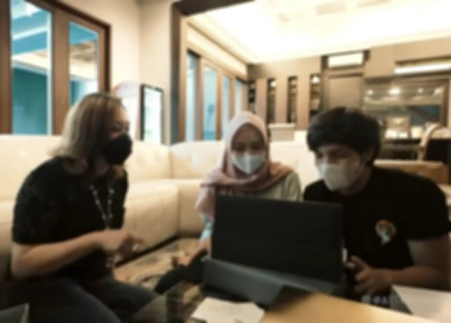 Hasil tangkapan layar dari kanal Youtube Atta Halilintar saat membuka isi kado dari Bunda Maia