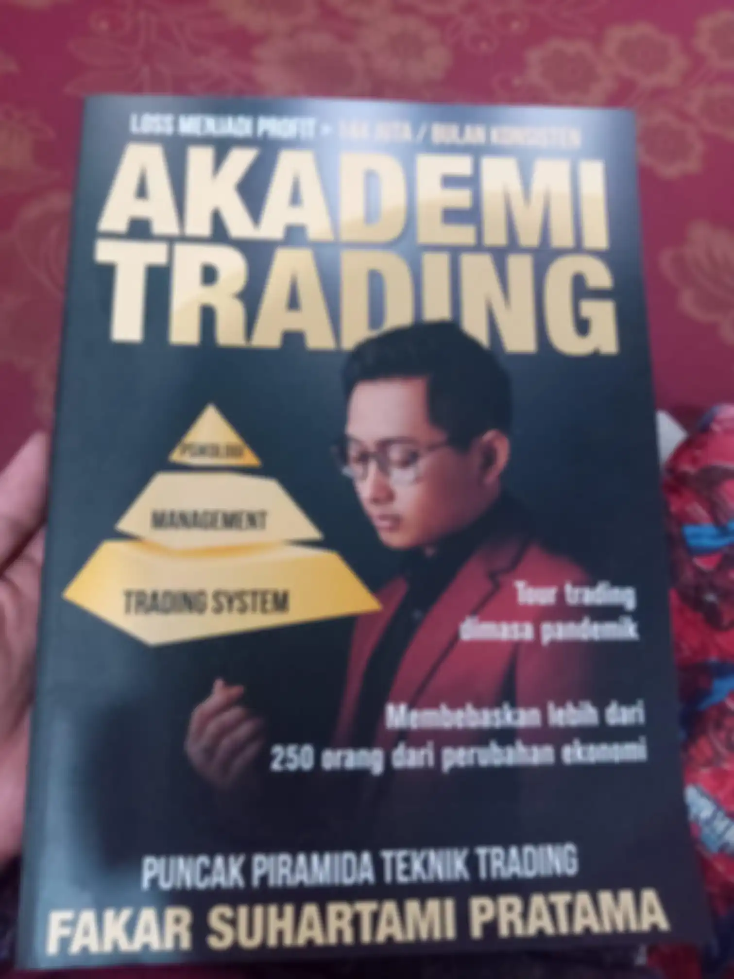 Indra Kenz ternyata memiliki seorang guru bernama Fakar Suhartami Pratama. Kini guru Indra Kenz kabur dari dunia digital. 