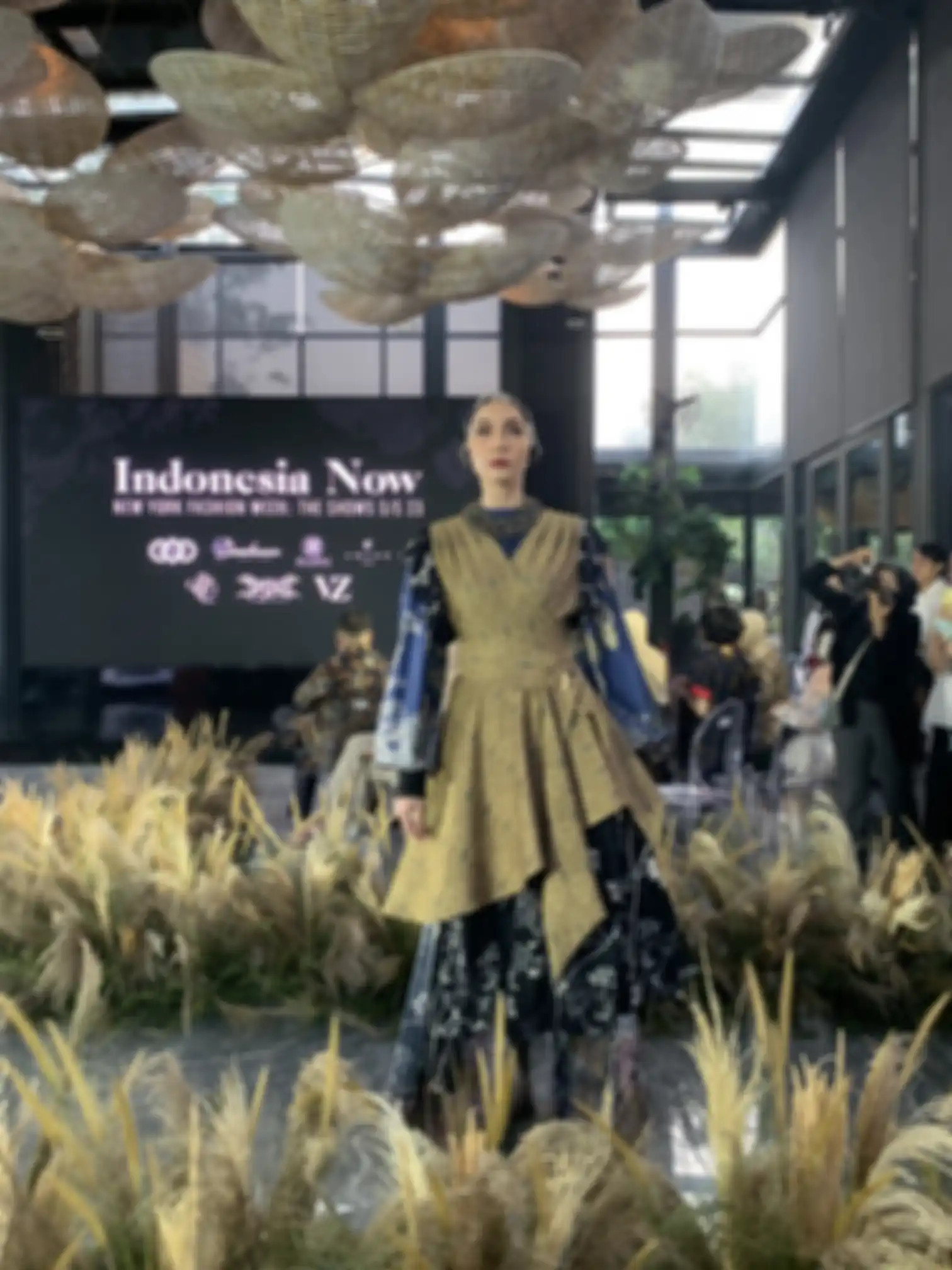 Salah satu koleksi Heaven Lights yang diperagakan pada press conference di Jakarta, 25 Agustus 2022.