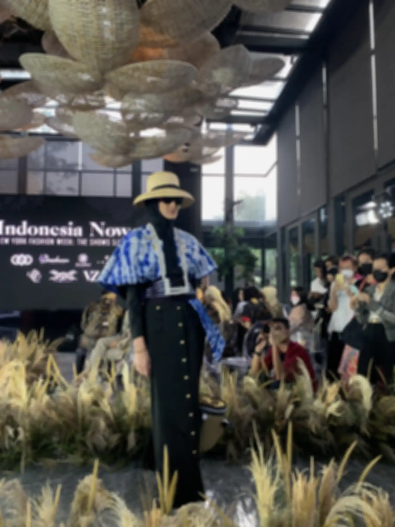 Salah satu koleksi Vivi Zubedi X UMKM Banjarbaru yang diperagakan pada press conference di Jakarta, 25 Agustus 2022.