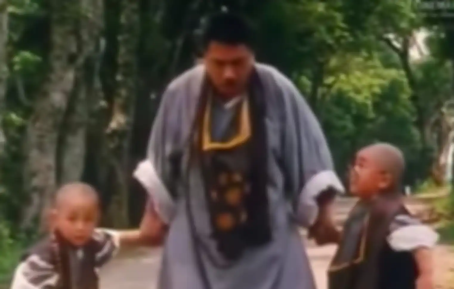 Ng Man-tat saat bermain dalam film Shaolin Popey bersama Boboho
