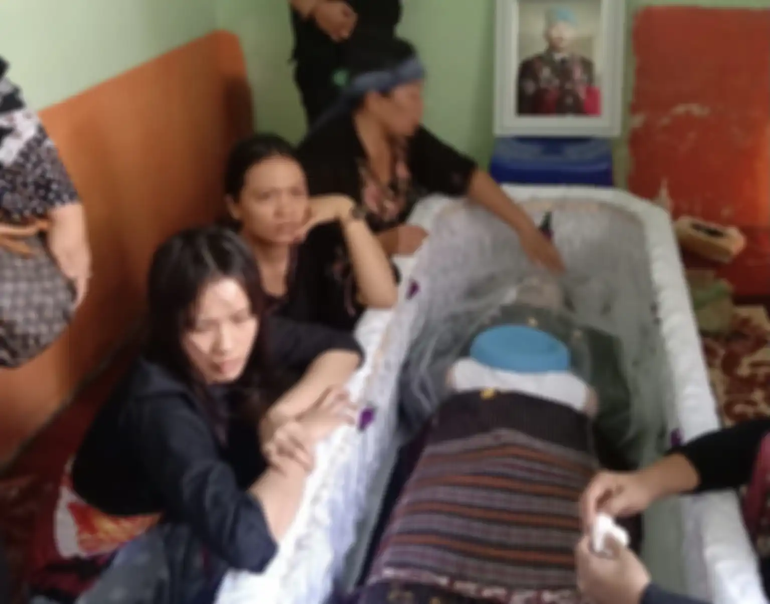 Keluarga beberkan alasan harus lihat jenazah Brigadir untuk terakhir kalinya. Adik Brigadir J diminta tanda tangan hasil autopsi. 