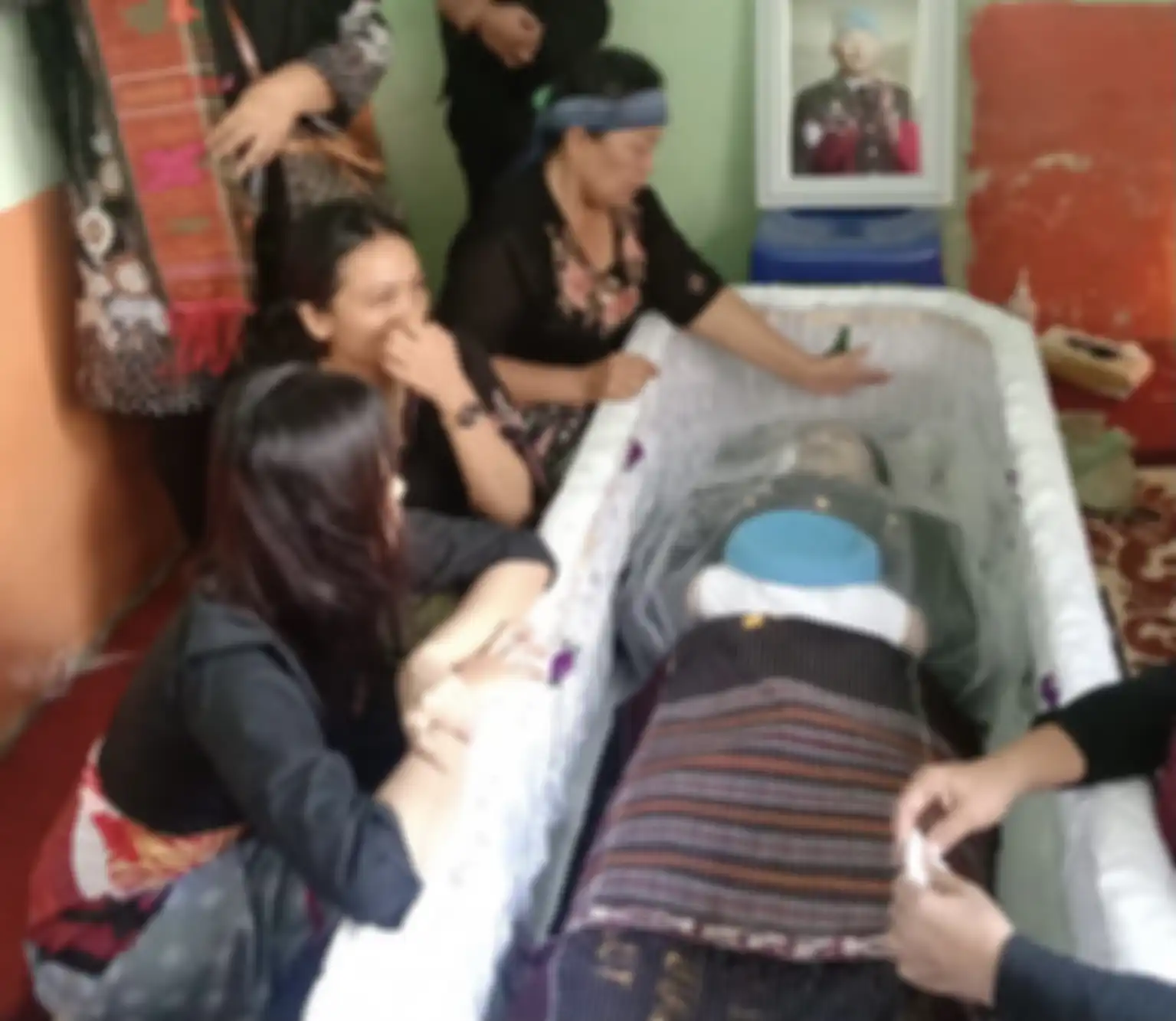 Keluarga beberkan alasan harus lihat jenazah Brigadir untuk terakhir kalinya. Adik Brigadir J diminta tanda tangan hasil autopsi. 