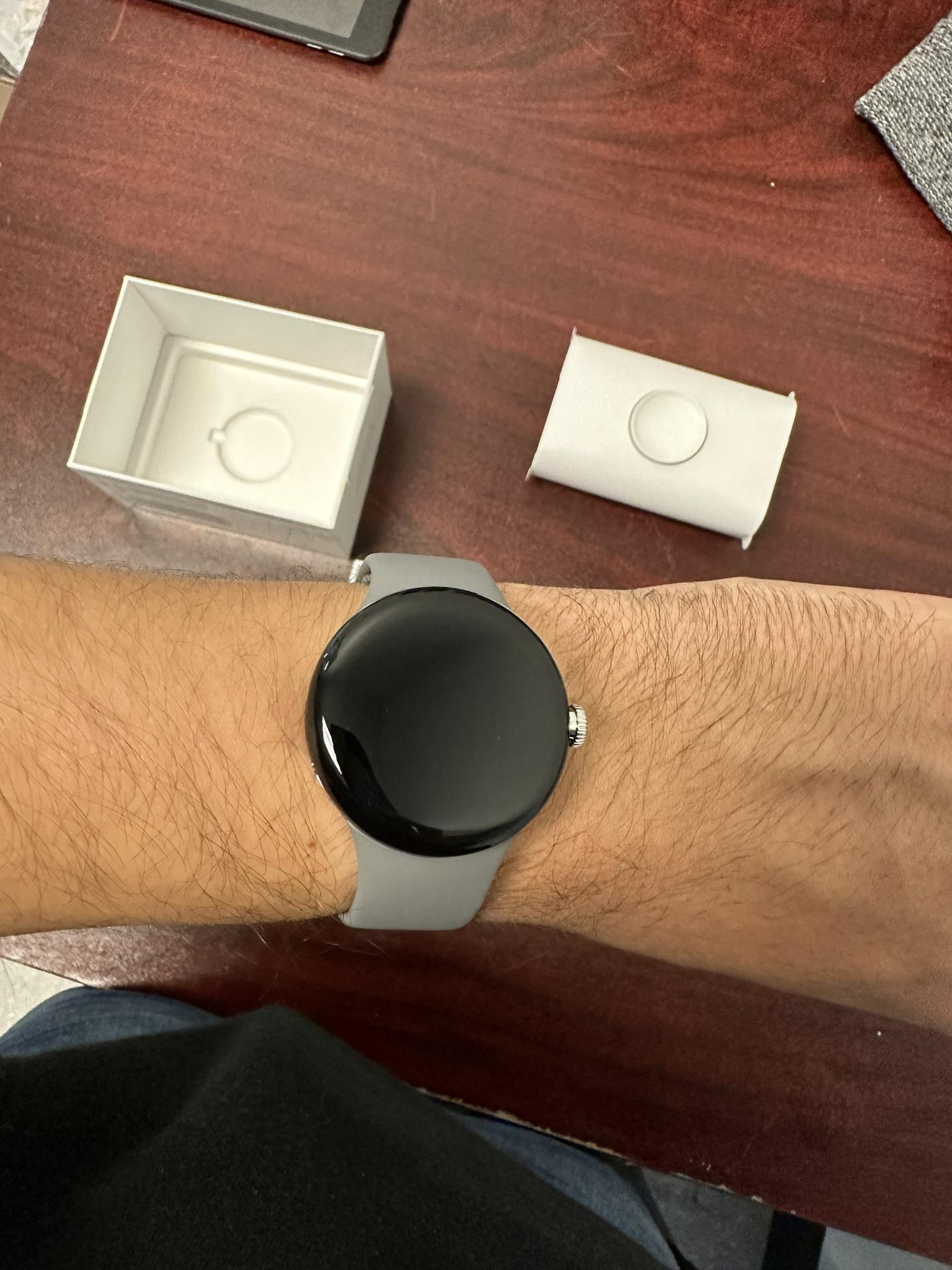 Suckmyn00dle memakai Google Pixel Watch miliknya.