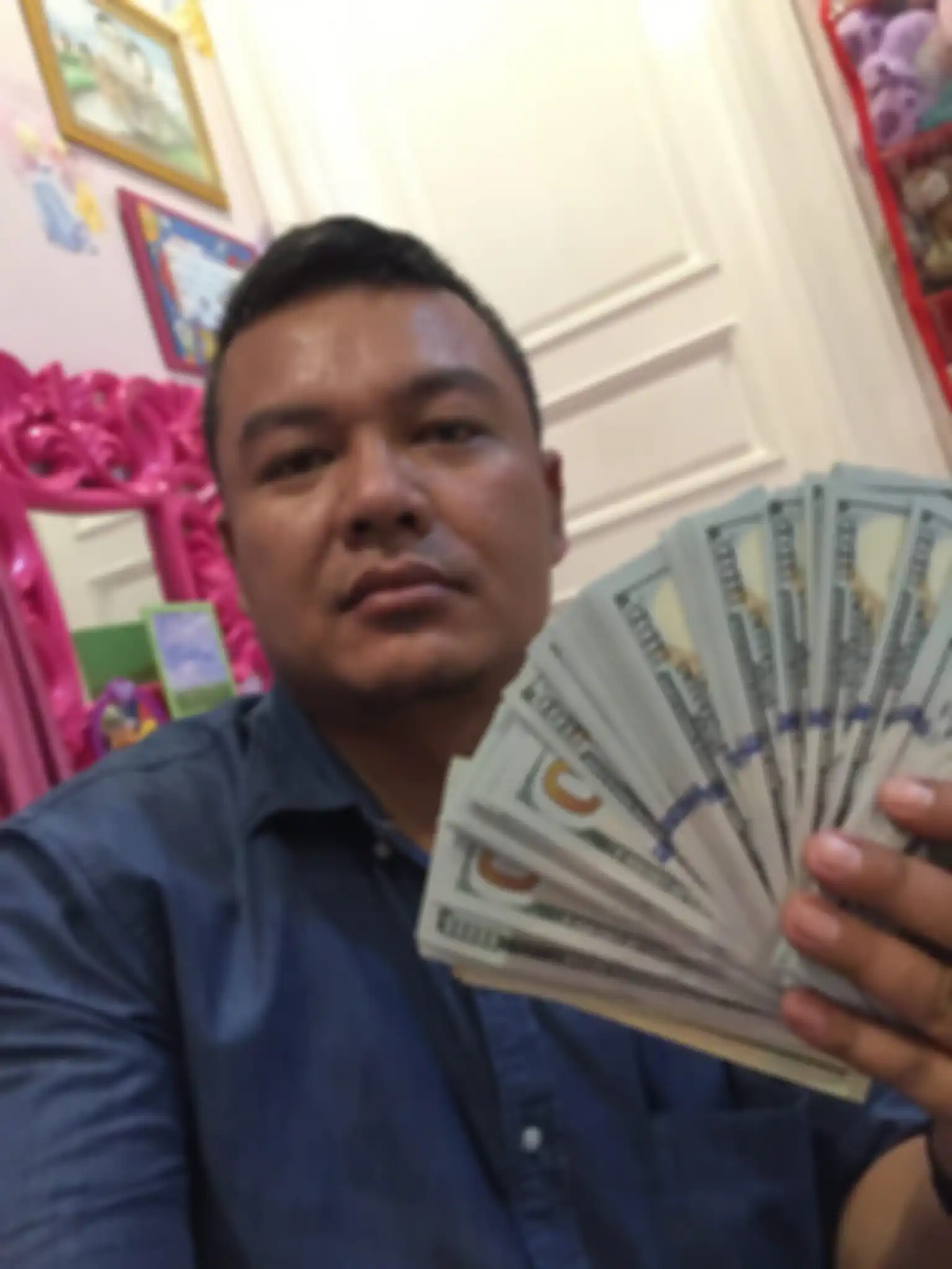 Sopir Nia Ramadhani itu sempat memajang foto dirinya memegang gepokan uang dollar Amerika. Kini, Zen Vivanto masuk bui selama 1 tahun.