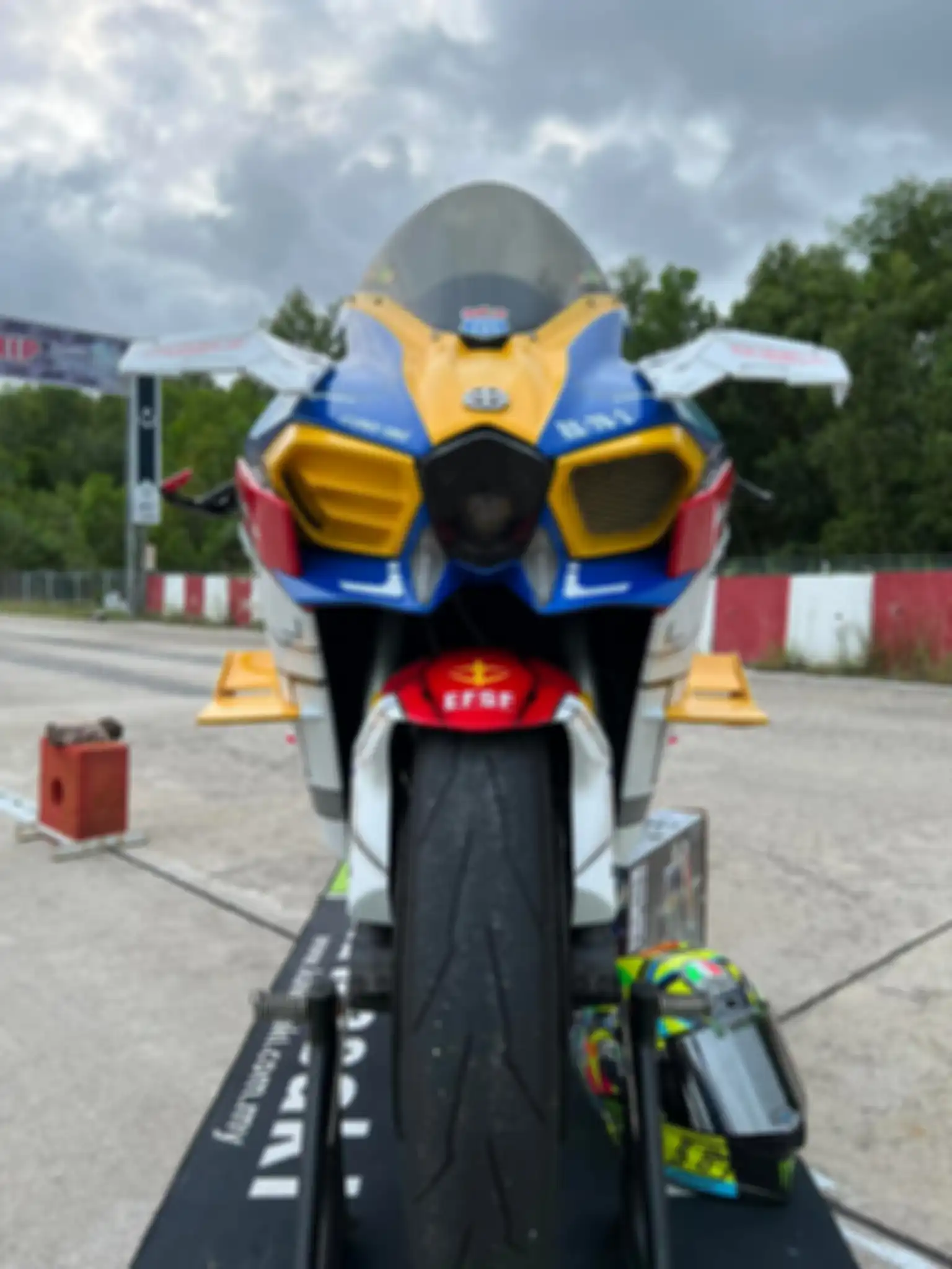 Modifikasi Kawasaki Ninja H2 pakai tema robot di anime Gundam.